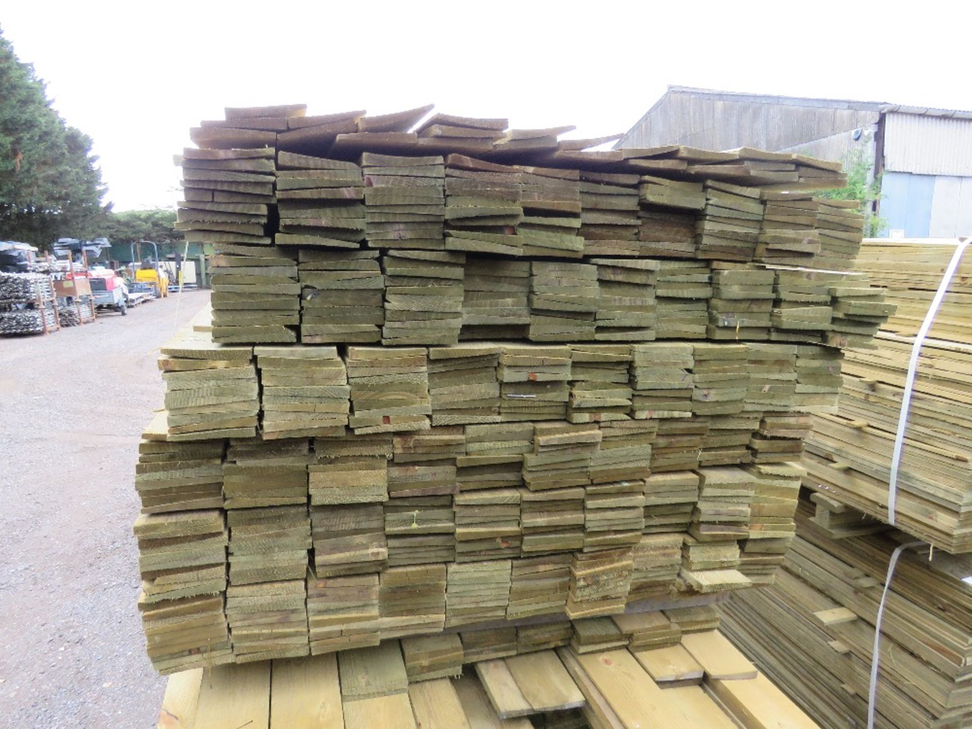 LARGE PACK OF PRESSURE TREATED FEATHER EDGE FENCE CLADDING TIMBER BOARDS: 1.8M LENGTH X 10CM WIDTH A - Image 2 of 3