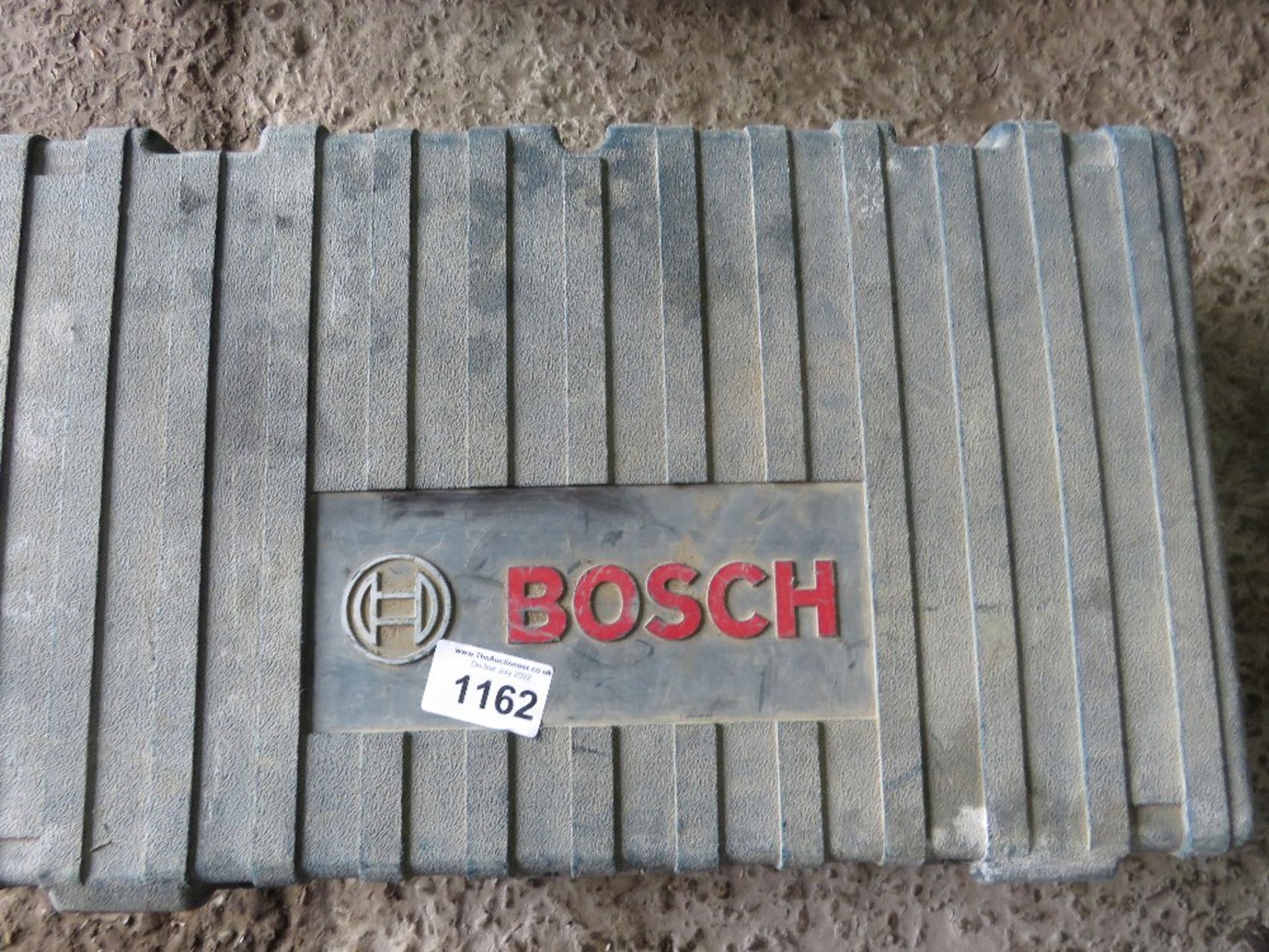 BOSCH HEAVY DUTY 240VOLT BREAKER DRILL. THIS LOT IS SOLD UNDER THE AUCTIONEERS MARGIN SCHEME, THEREF