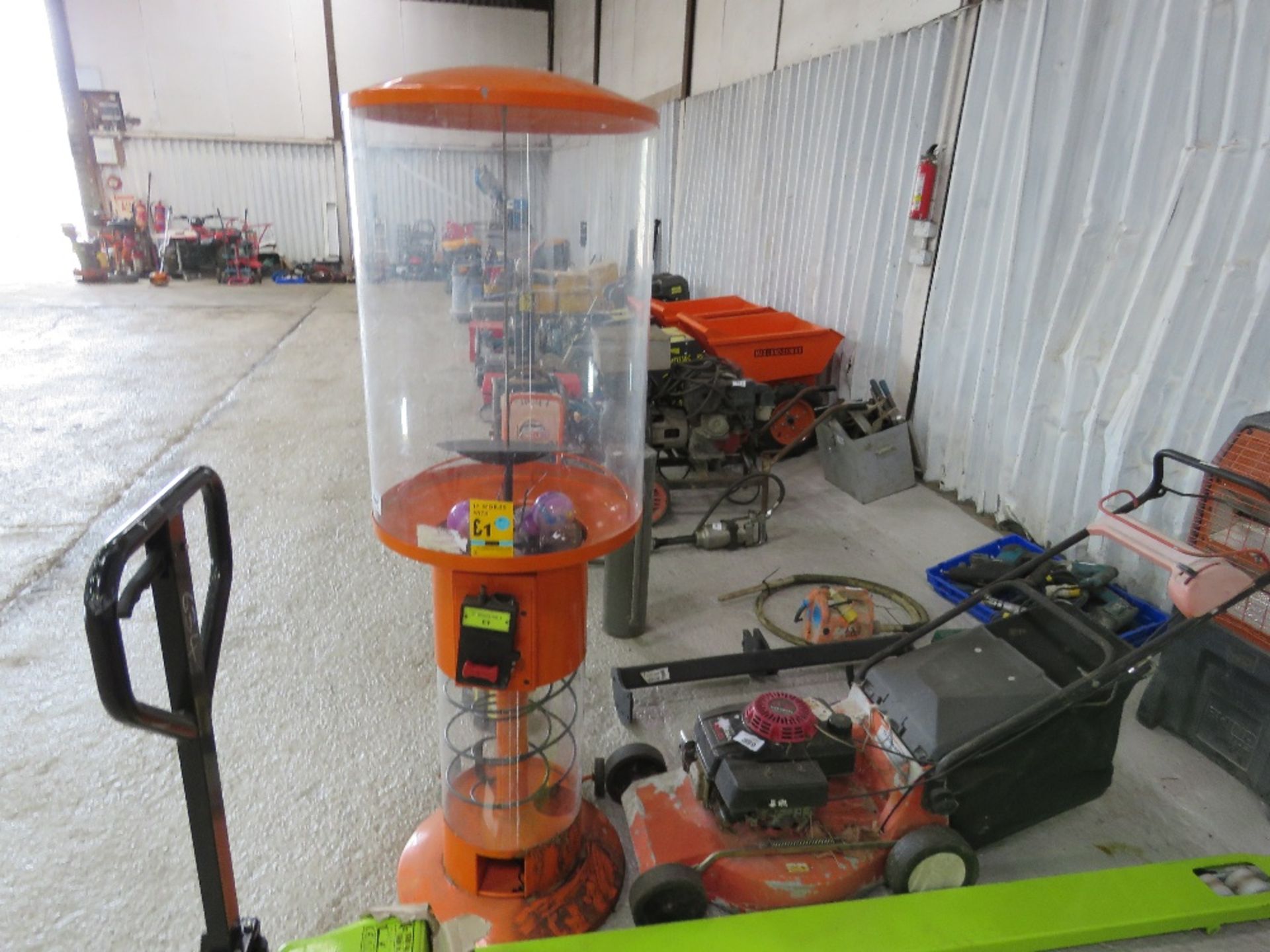 GLOBE TOY DISPENSER UNIT. THIS LOT IS SOLD UNDER THE AUCTIONEERS MARGIN SCHEME, THEREFORE NO VAT WIL - Image 2 of 2