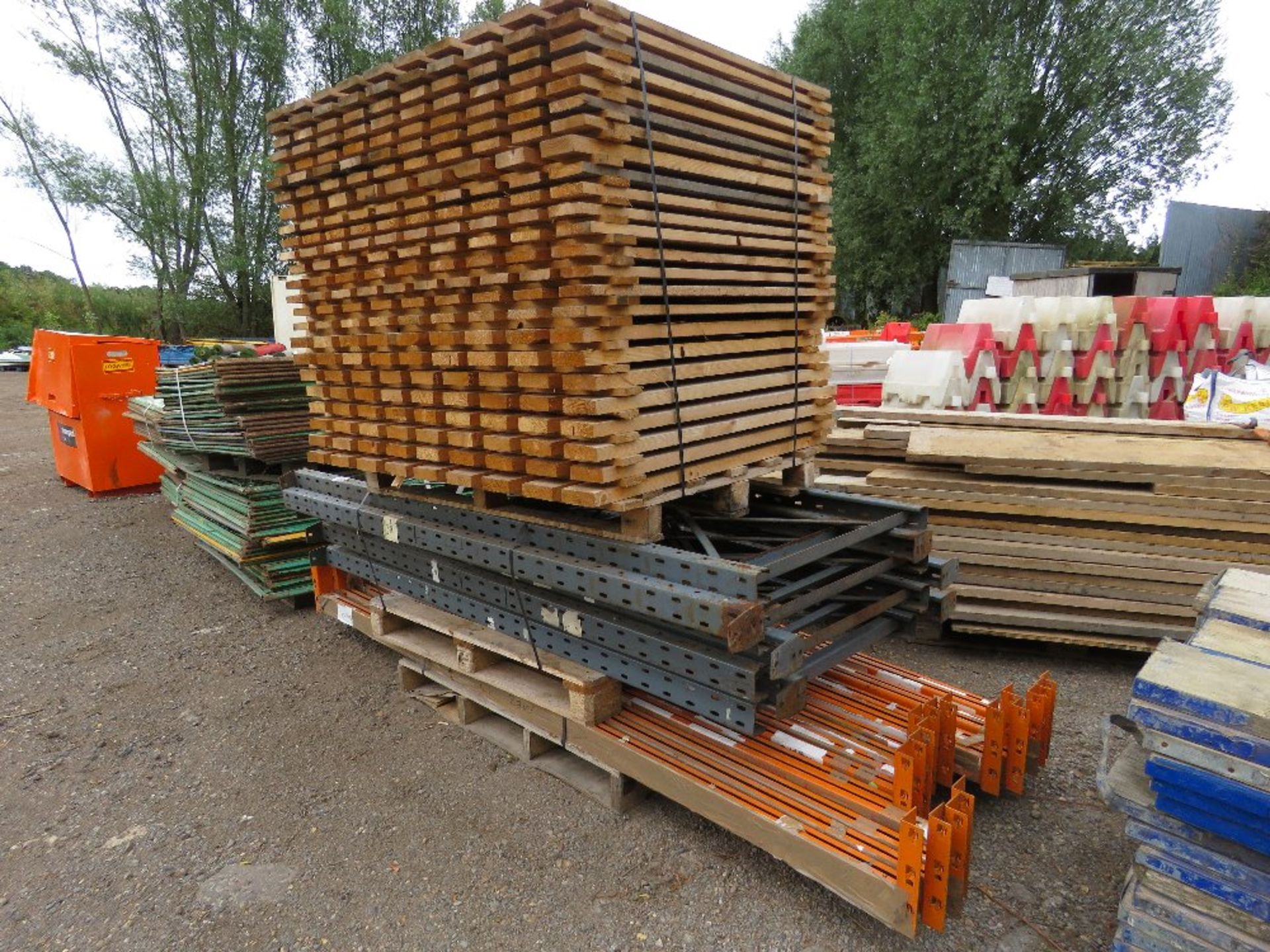 PALLET RACKING 8FT HEIGHT: 7 X UPRIGHTS PLUS 16NO BEAMS AND A PACK OF BOARDS. - Image 2 of 5