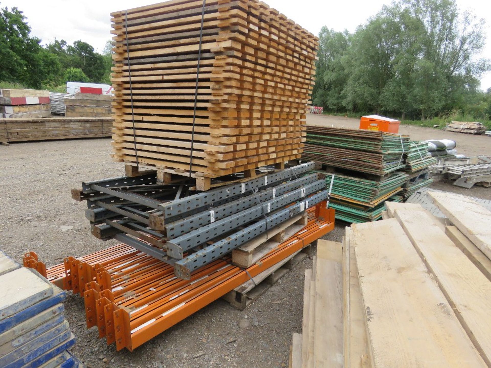 PALLET RACKING 8FT HEIGHT: 7 X UPRIGHTS PLUS 16NO BEAMS AND A PACK OF BOARDS. - Image 3 of 5