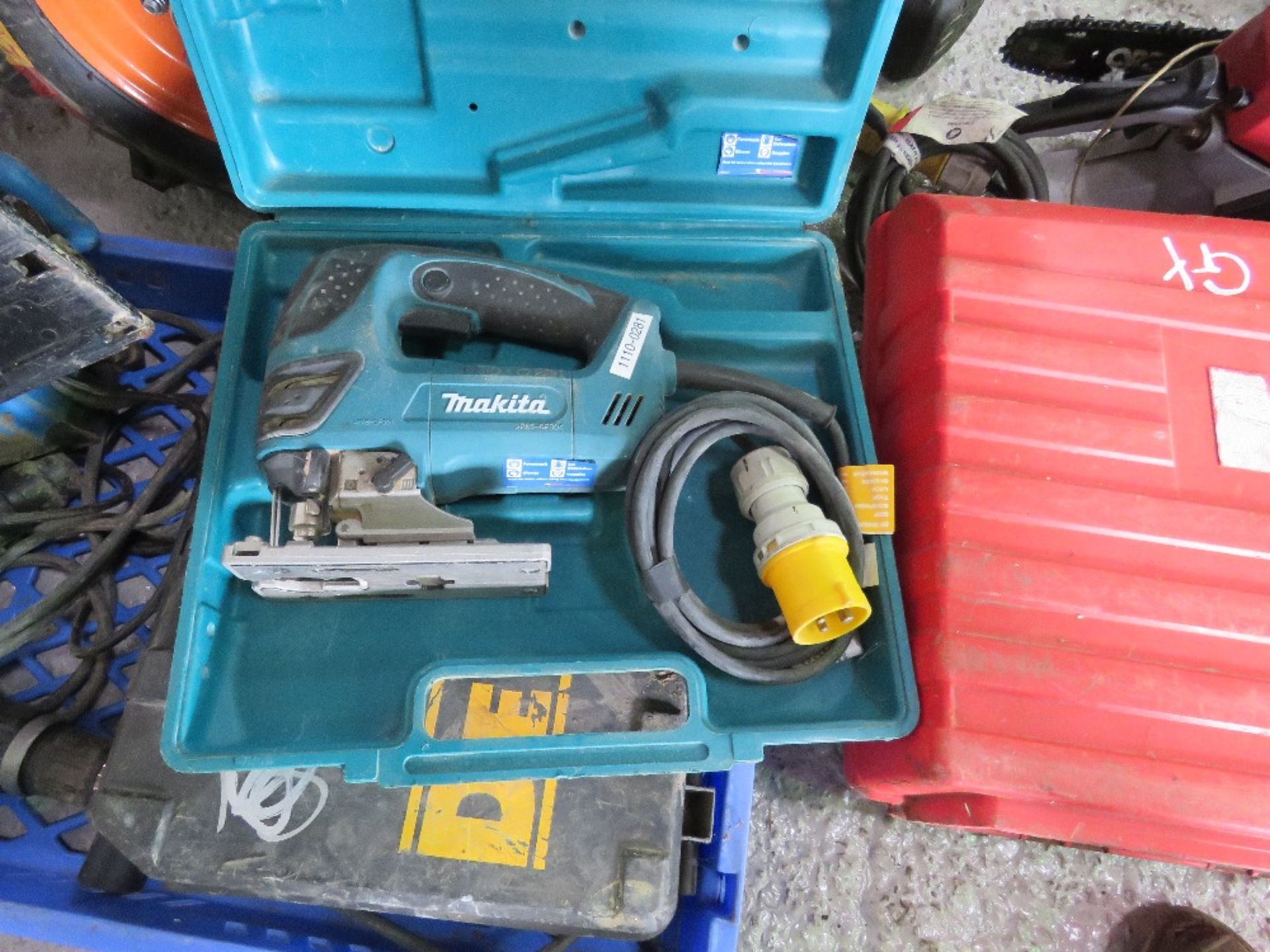 6 X POWER TOOLS: 2 X JIGSAWS, 3 X DRILLS, 1 X CIRCULAR SAW. - Image 2 of 5