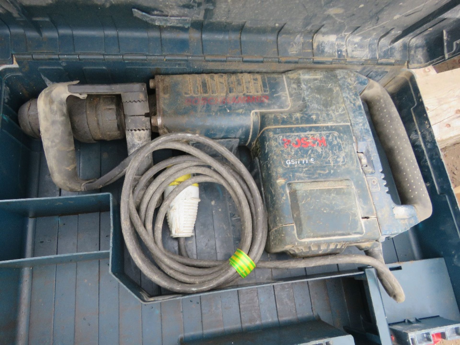 4 X HEAVY DUTY ELECTRIC BOSCH BREAKER DRILLS. THIS LOT IS SOLD UNDER THE AUCTIONEERS MARGIN SCHEME, - Image 5 of 5