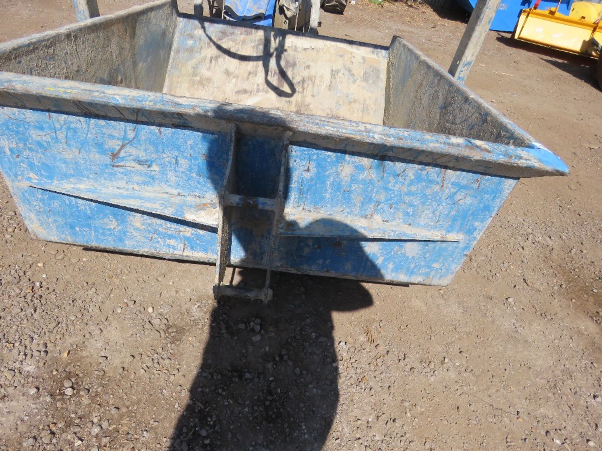 CONCRETE BOAT SKIP. DIRECT FROM A LOCAL GROUNDWORKS COMPANY AS PART OF THEIR RESTRUCTURING PROGRA - Bild 2 aus 5