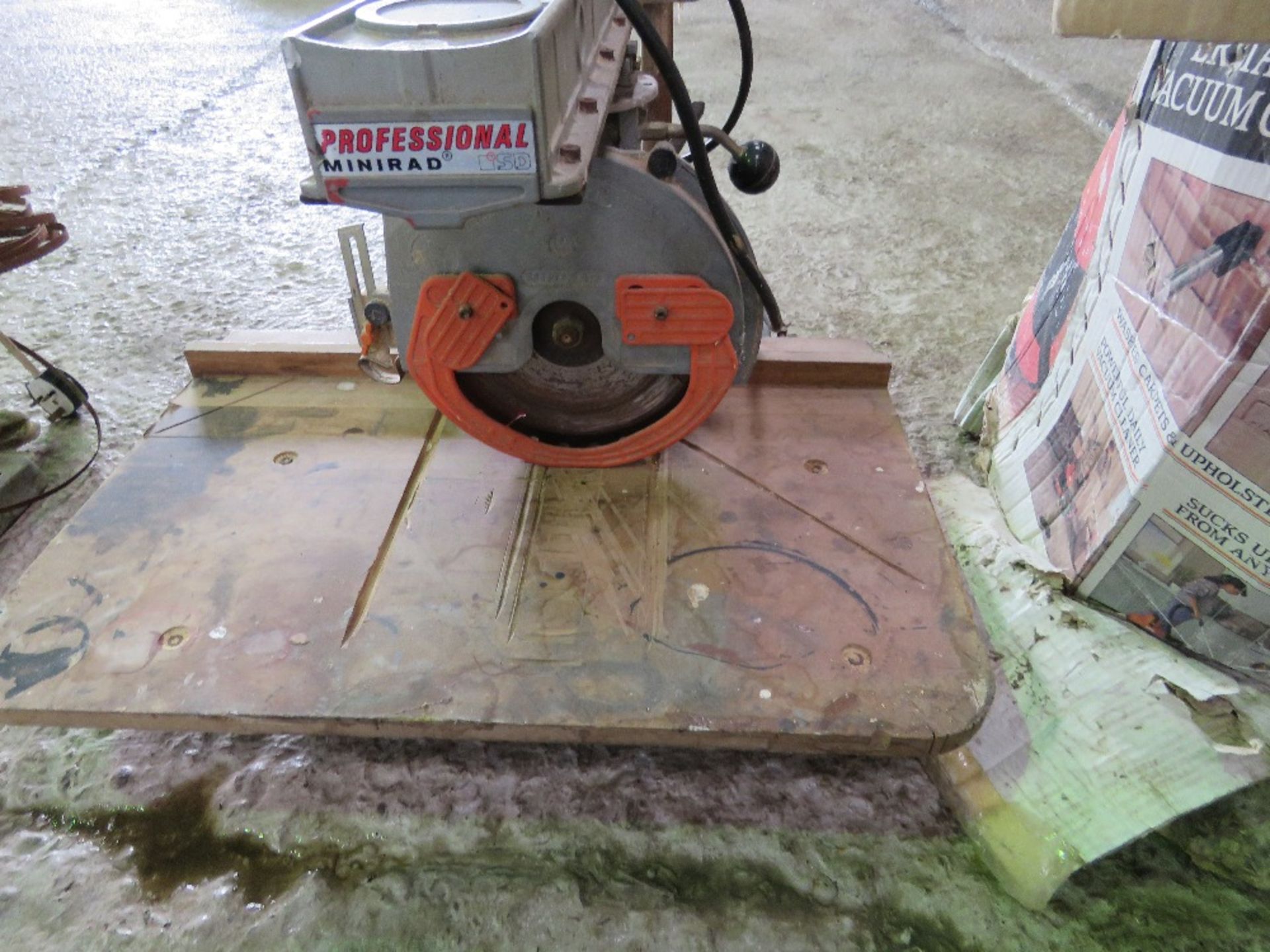 SMALL 240VOLT WOOD WORKING SAW. THIS LOT IS SOLD UNDER THE AUCTIONEERS MARGIN SCHEME, THEREFORE NO V - Image 4 of 4