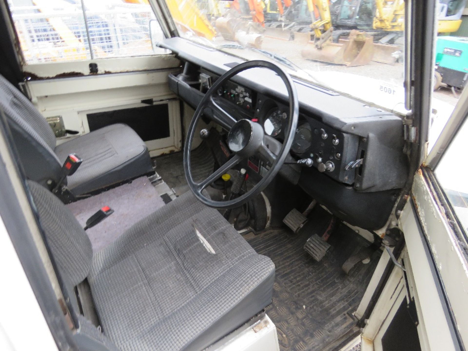 LANDROVER SERIES 3 SHORT WHEELBASE REG: 926 XUW. WITH V5. 1962 REGISTERED.. 2.25 LITRE DIESEL ENGINE - Image 6 of 8