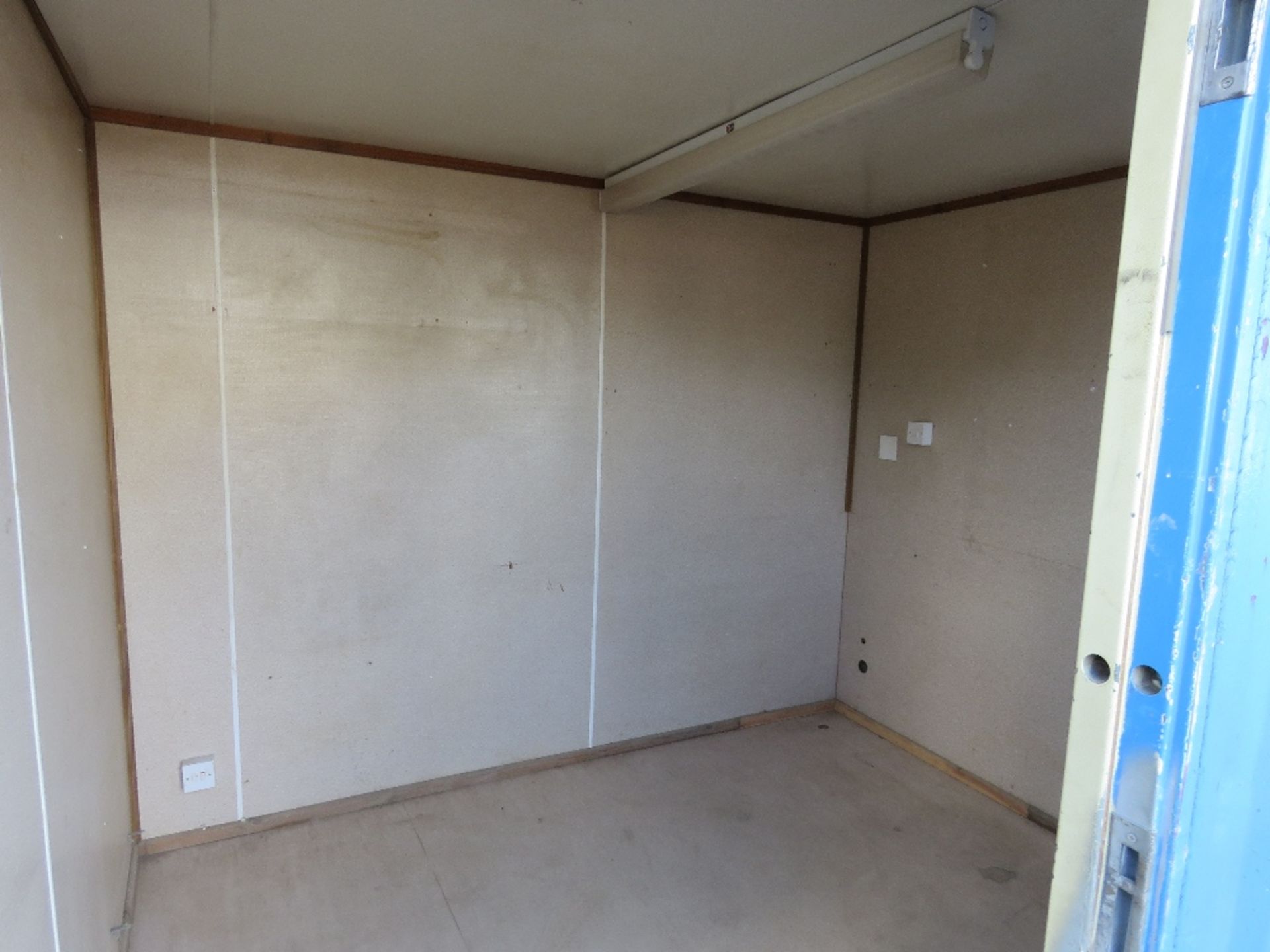 SECURE SITE OFFICE WITH KEY. 10FT X 8FT APPROX. SO11. - Image 3 of 3