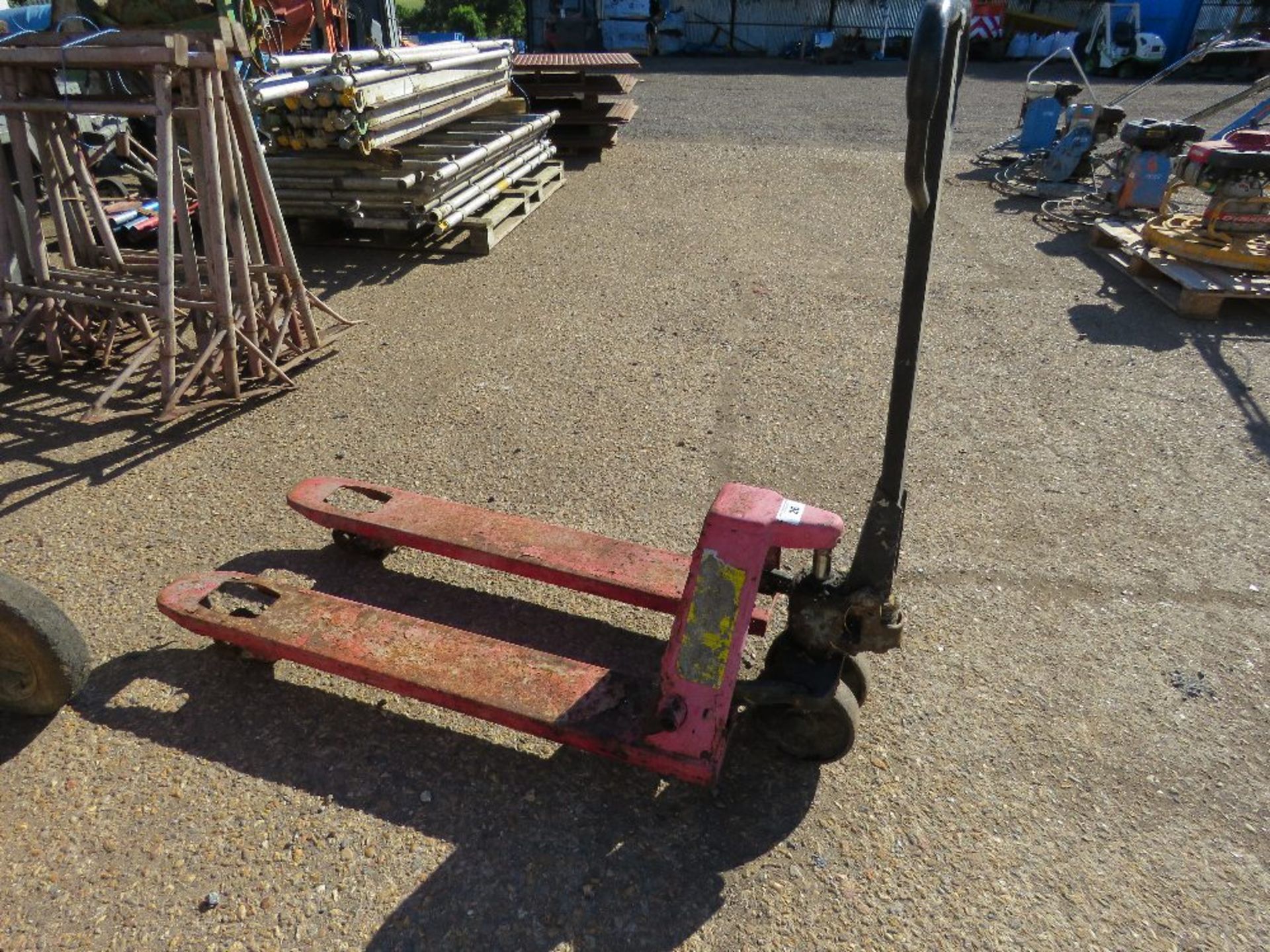 PALLET TRUCK. - Image 2 of 2