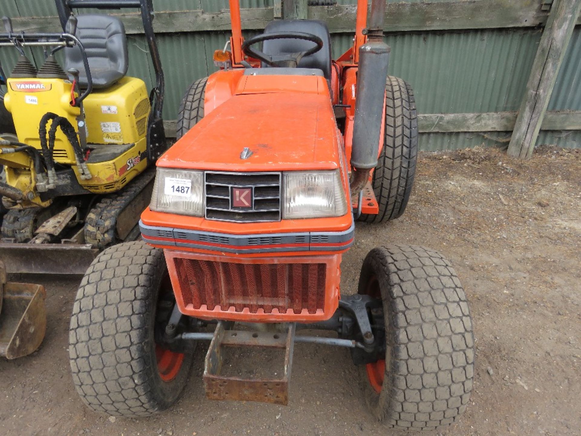 KUBOTA B2150 4WD TRACTOR ON GRASS TYRES. PREVIOUS GOLF CLUB USEAGE. MANUAL GEARBOX. 1508 REC HOURS. - Image 2 of 9