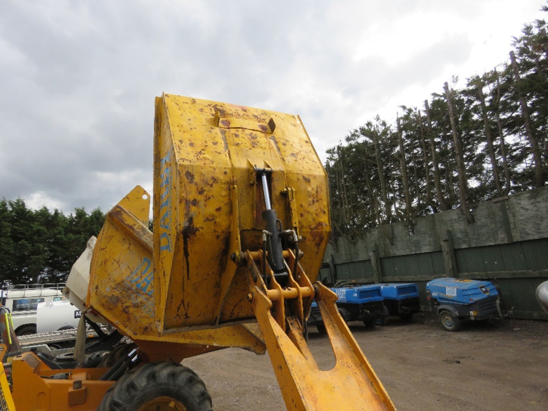 THWAITES 1 TONNE HIGH TIP DUMPER, 2500 REC HOURS. SN:SLCM201ZZ502A6121. WHEN TESTED WAS SEEN TO DRI - Image 8 of 9