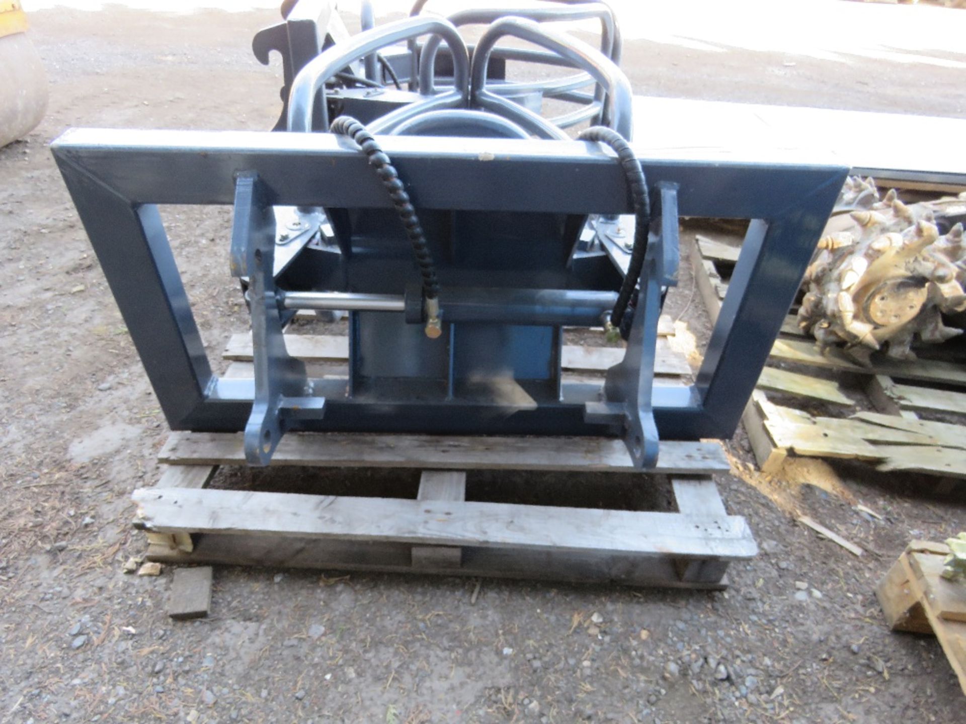 WRAPPED BALE SQUEEZE ATTACHMENT FOR TRACTOR FOREND LOADER OF FORKLIFT/TELHANDLER, UNUSED. - Image 3 of 3