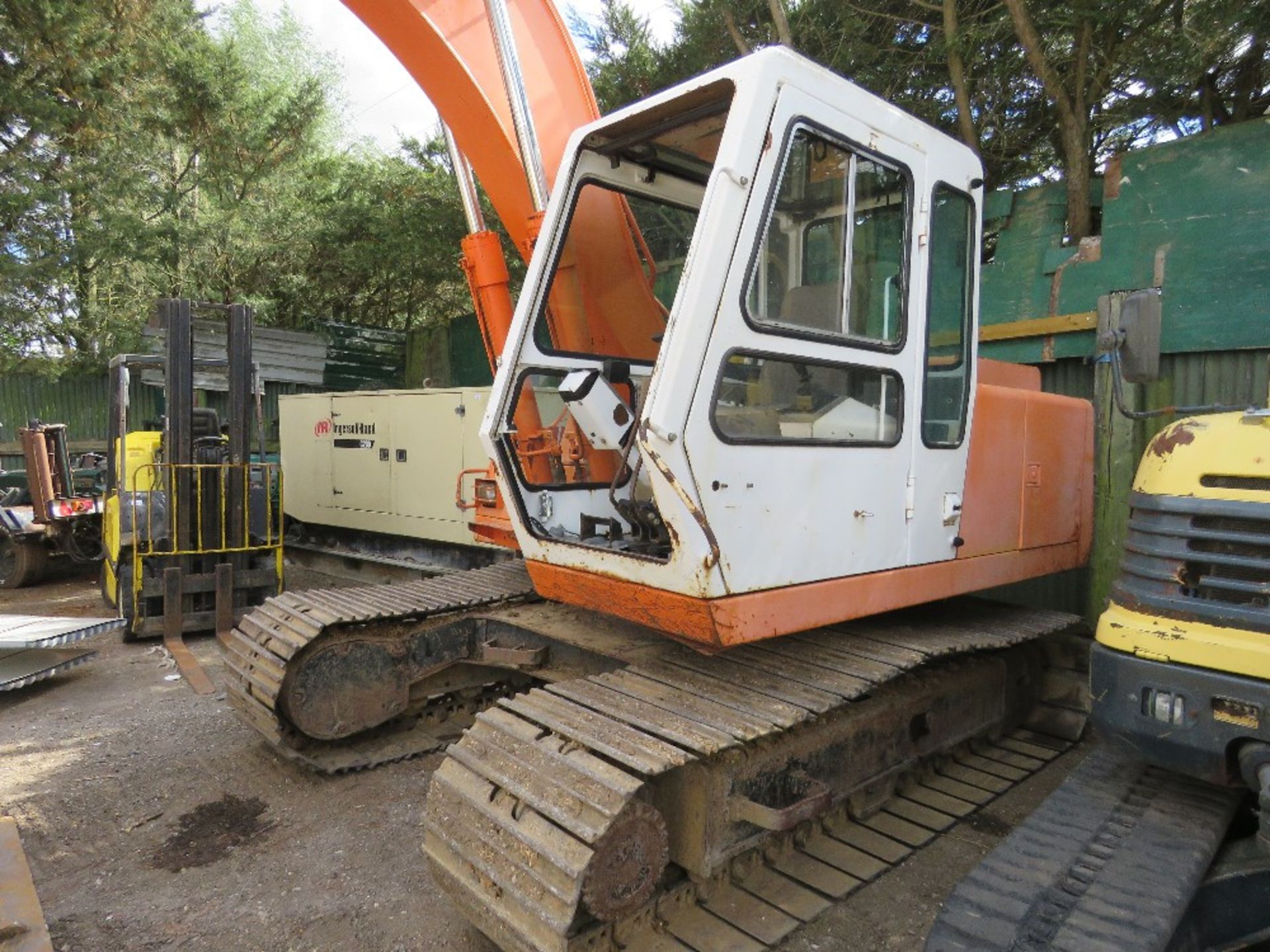 DAEWOO 13TONNE STEEL TRACKED EXCAVATOR WITH 3 X BUCKETS. STRAIGHT FROM A LONG RUNNING PRIVATE HOUSE