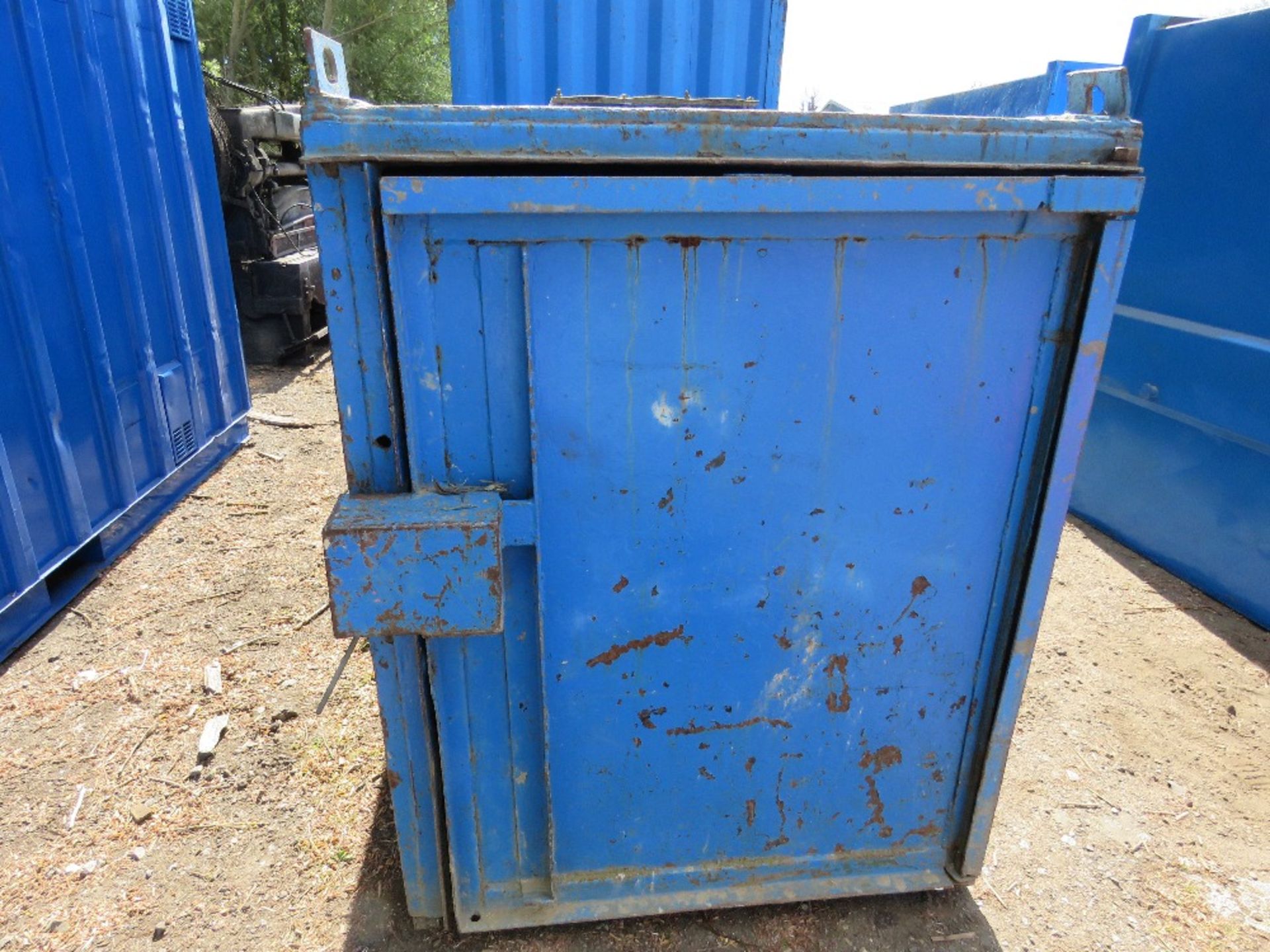 SMALL STEEL STORAGE CONTAINER WITH LIFTING EYES 8FT X 4FT APPROX. DIRECT FROM A LOCAL GROUNDWORKS - Bild 3 aus 5