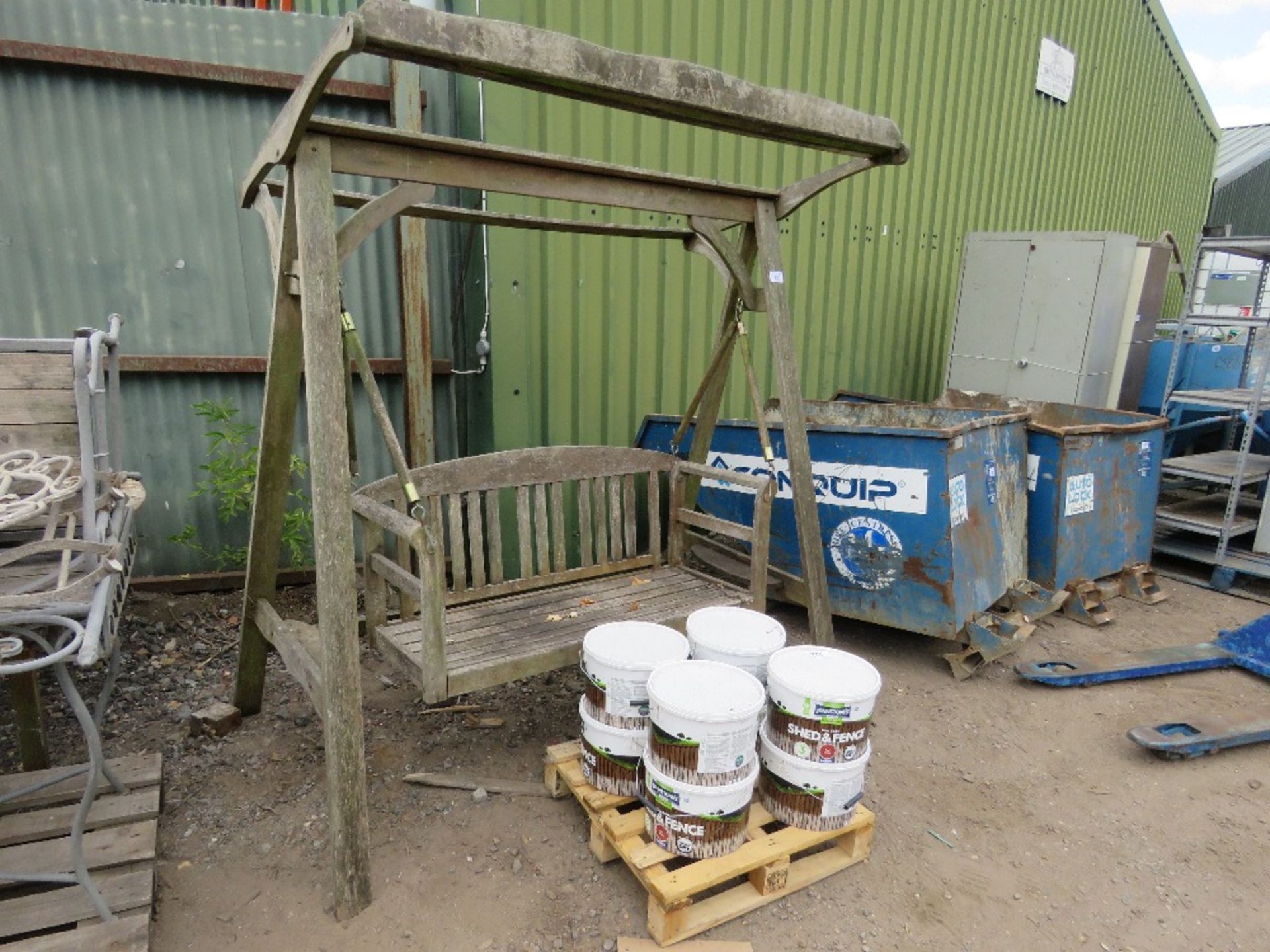 WOODEN SWING SEAT. THIS LOT IS SOLD UNDER THE AUCTIONEERS MARGIN SCHEME, THEREFORE NO VAT WILL BE CH - Image 2 of 3
