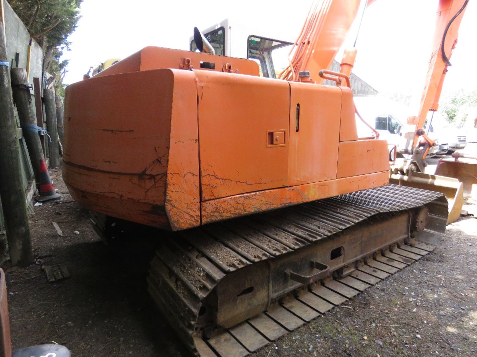 DAEWOO 13TONNE STEEL TRACKED EXCAVATOR WITH 3 X BUCKETS. STRAIGHT FROM A LONG RUNNING PRIVATE HOUSE - Image 4 of 7