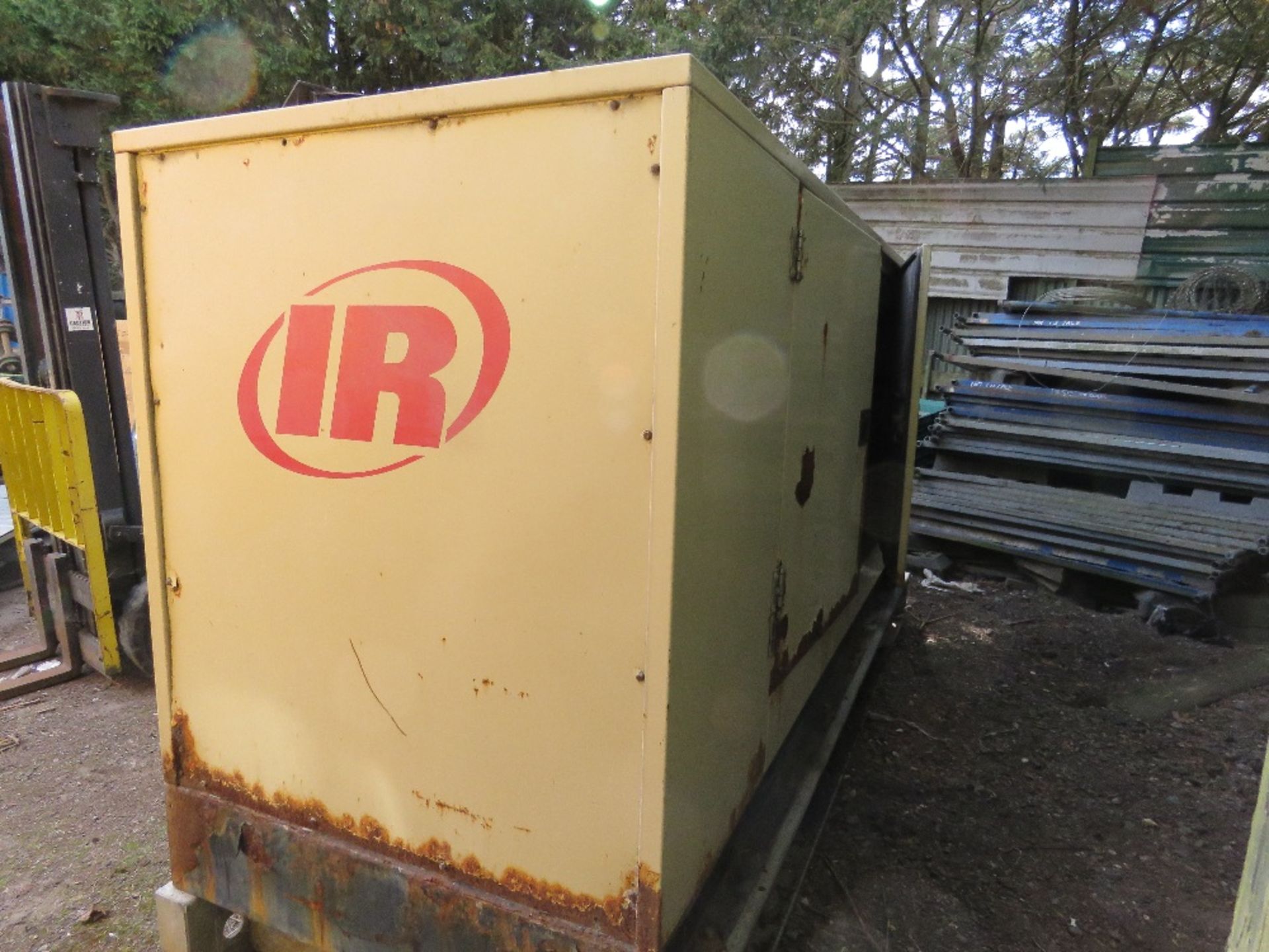 INGERSOLL RAND G200 SKID MOUNTED 200KVA RATED GENERATOR SET WITH JOHN DEERE ENGINE. W - Image 2 of 14