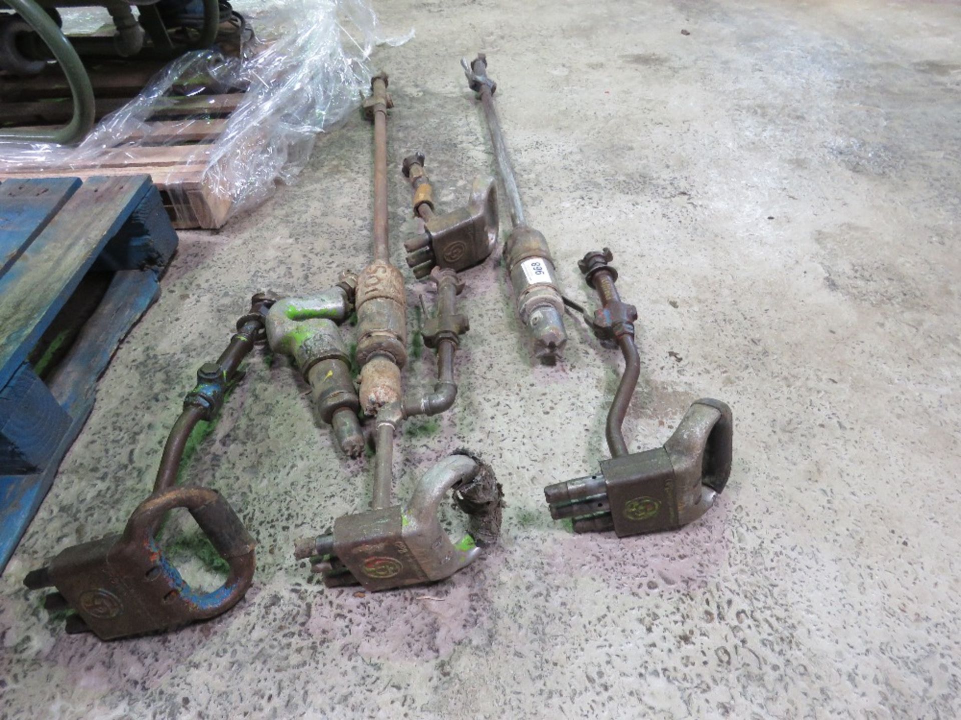 7 X ASSORTED POLE AND HAND HELD SCABBLERS. DIRECT FROM A LOCAL GROUNDWORKS COMPANY AS PART OF THE - Image 3 of 3