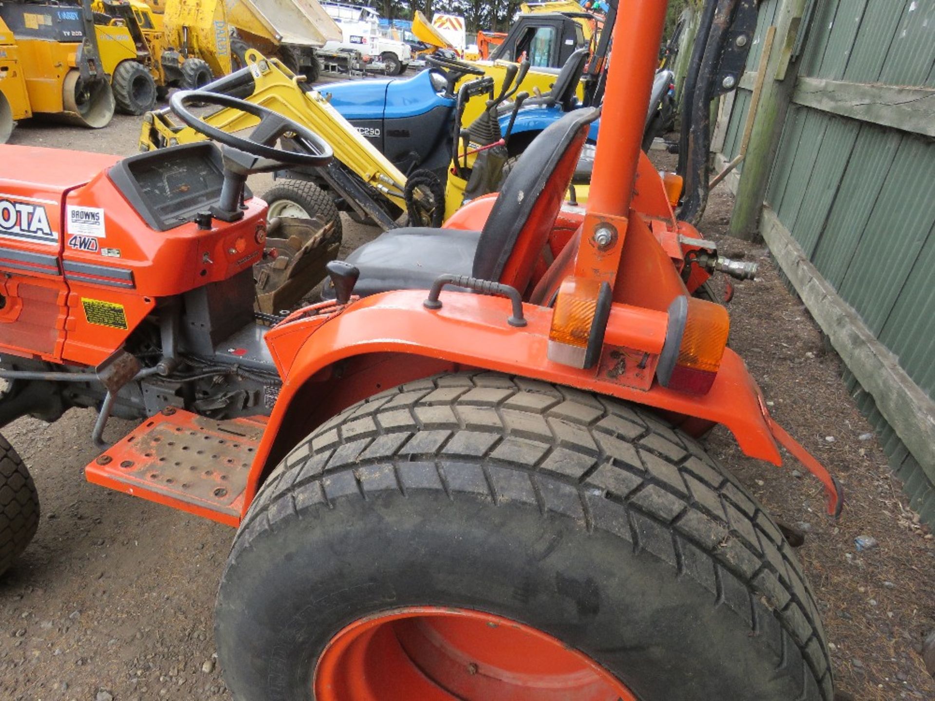 KUBOTA B2150 4WD TRACTOR ON GRASS TYRES. PREVIOUS GOLF CLUB USEAGE. MANUAL GEARBOX. 1508 REC HOURS. - Image 7 of 9