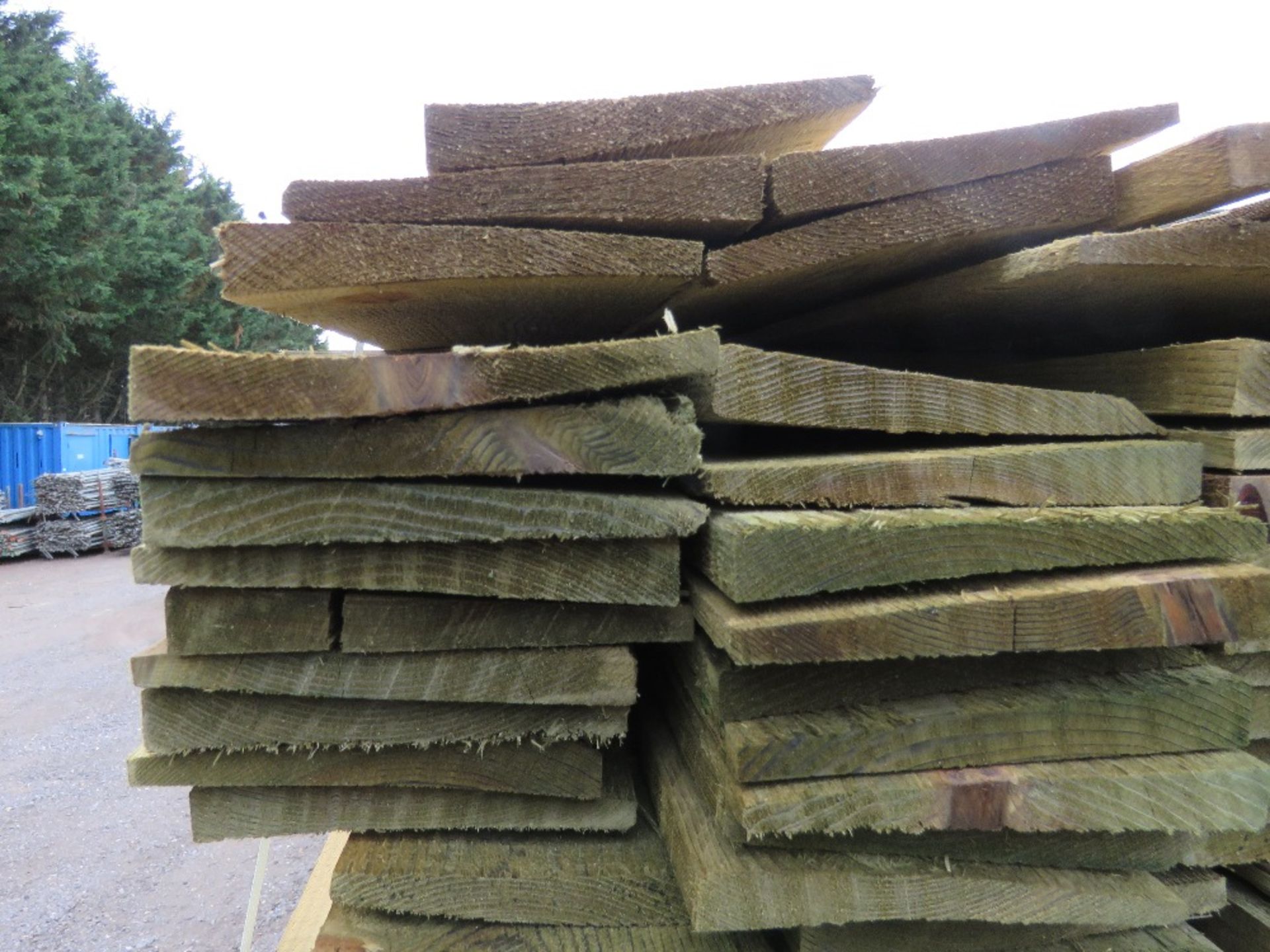 LARGE PACK OF PRESSURE TREATED FEATHER EDGE FENCE CLADDING TIMBER BOARDS: 1.8M LENGTH X 10CM WIDTH A - Image 3 of 3
