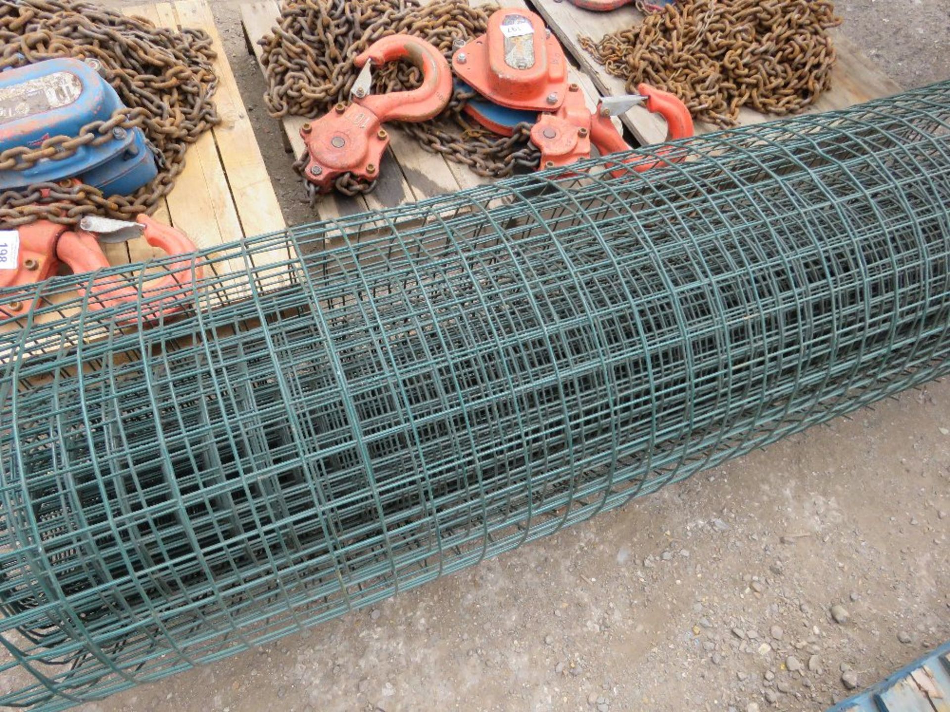 PART ROLL OF GREEN MESH, 1.83M WIDE.THIS LOT IS SOLD UNDER THE AUCTIONEERS MARGIN SCHEME, THEREFORE - Image 3 of 3