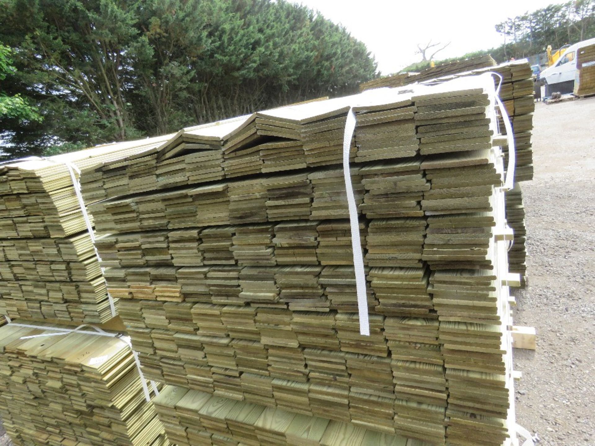 LARGE PACK OF PRESSURE TREATED HIT AND MISS TIMBER CLADDING BOARDS FOR FENCING PANELS ETC @ 1.74M - Image 2 of 3