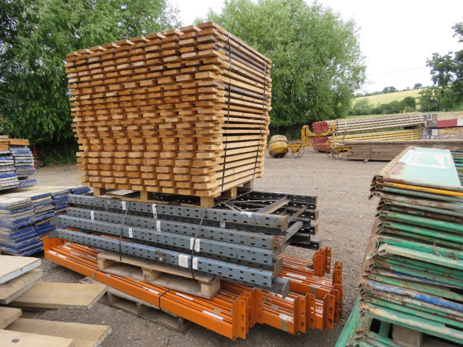 PALLET RACKING 8FT HEIGHT: 7 X UPRIGHTS PLUS 16NO BEAMS AND A PACK OF BOARDS. - Image 4 of 5