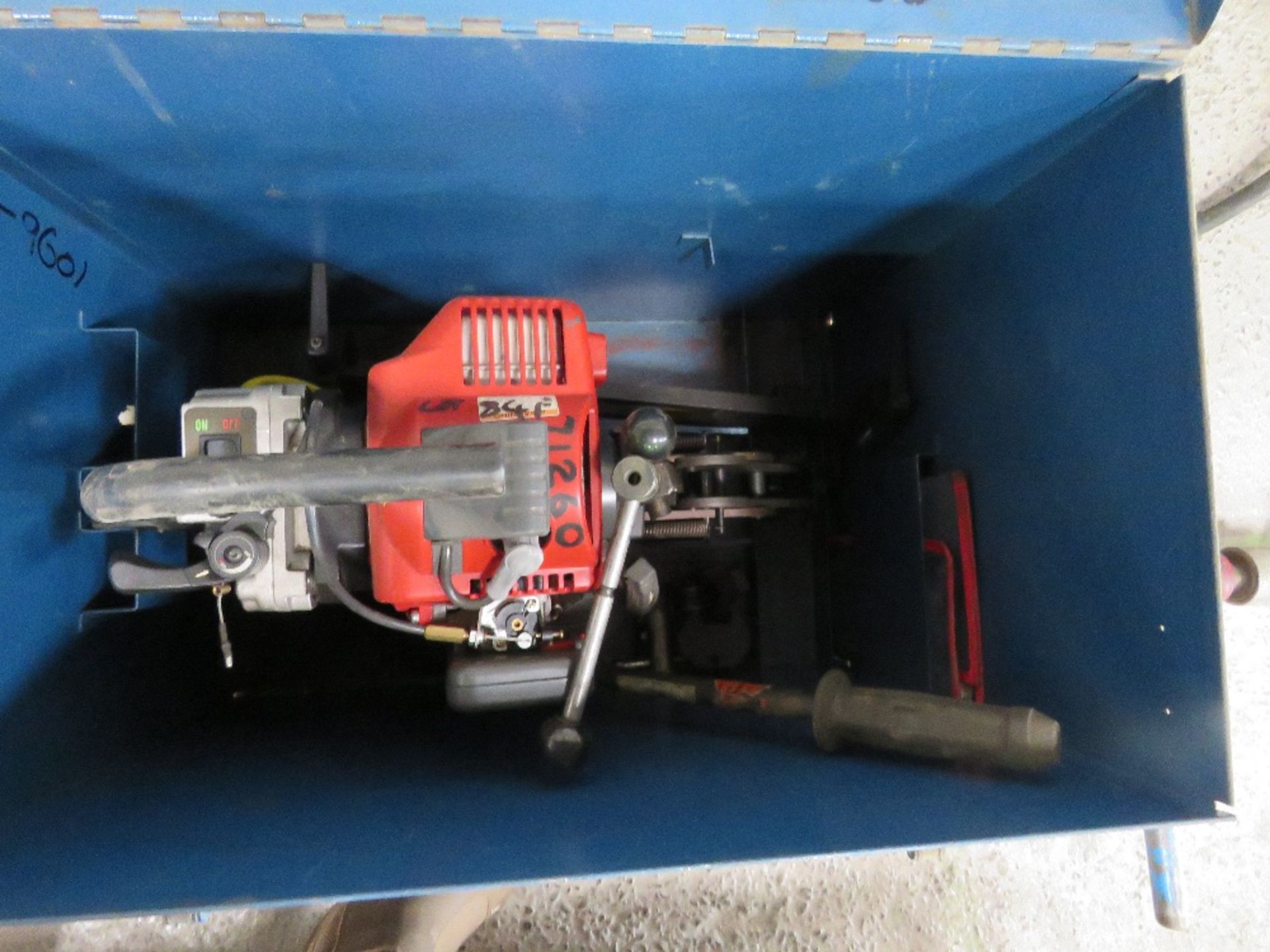 CEMBRE PETROL ENGINED RAIL DRILL IN A BOX. DIRECT FROM A LOCAL GROUNDWORKS COMPANY AS PART OF THE - Image 4 of 5