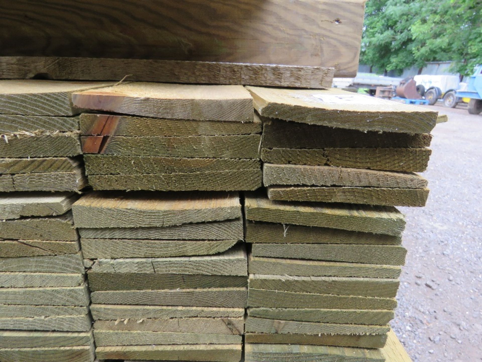 LARGE PACK OF PRESSURE TREATED FEATHER EDGE FENCE CLADDING TIMBER BOARDS: 1.65M LENGTH X 10CM WIDTH - Image 3 of 3