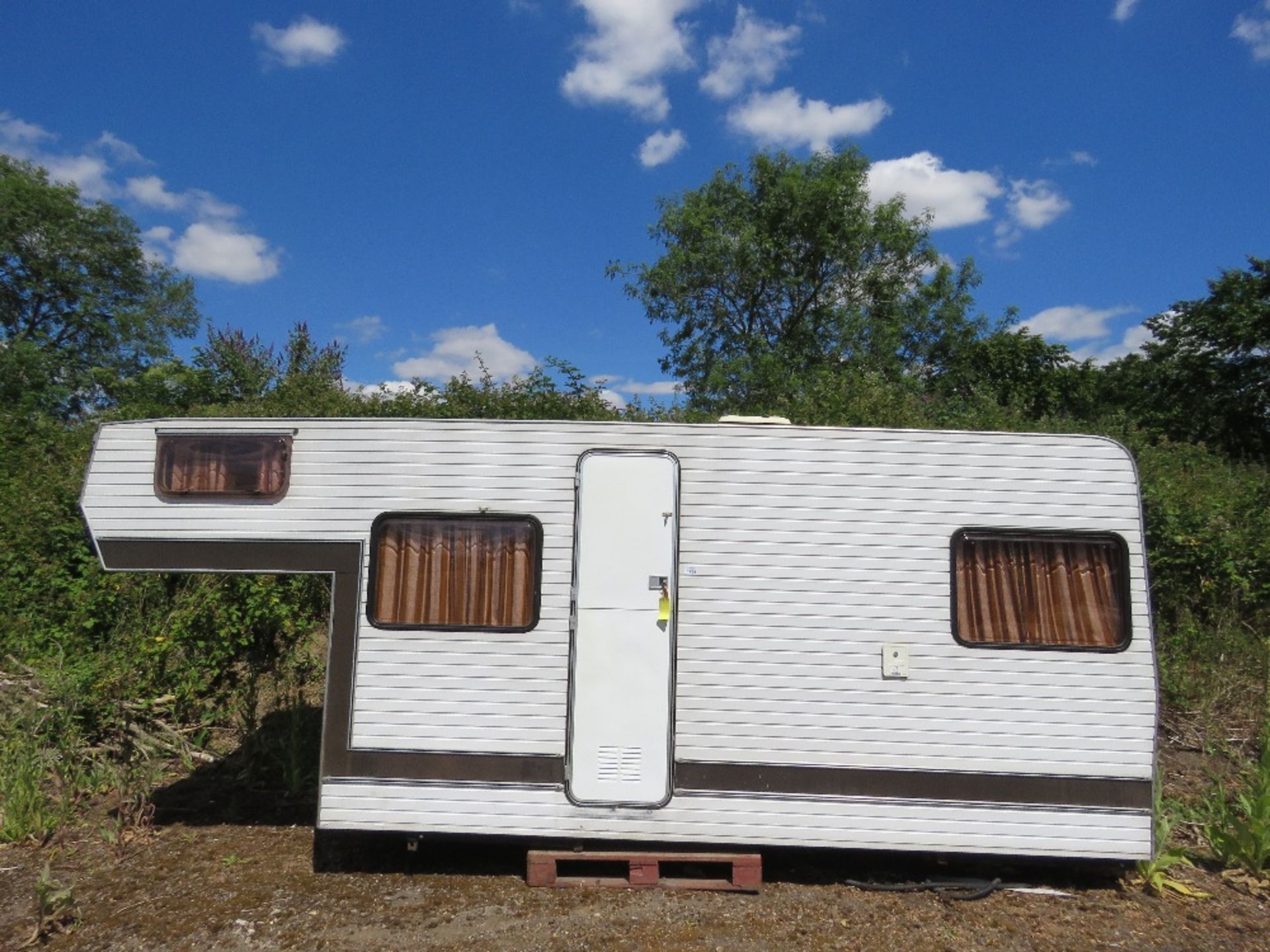 GLENDALE DEMOUNTABLE CAMPER, 14FT X 7FT BASE APPROX PLUS A LUTON POD. NO VAT ON THE HAMMER PRICE O