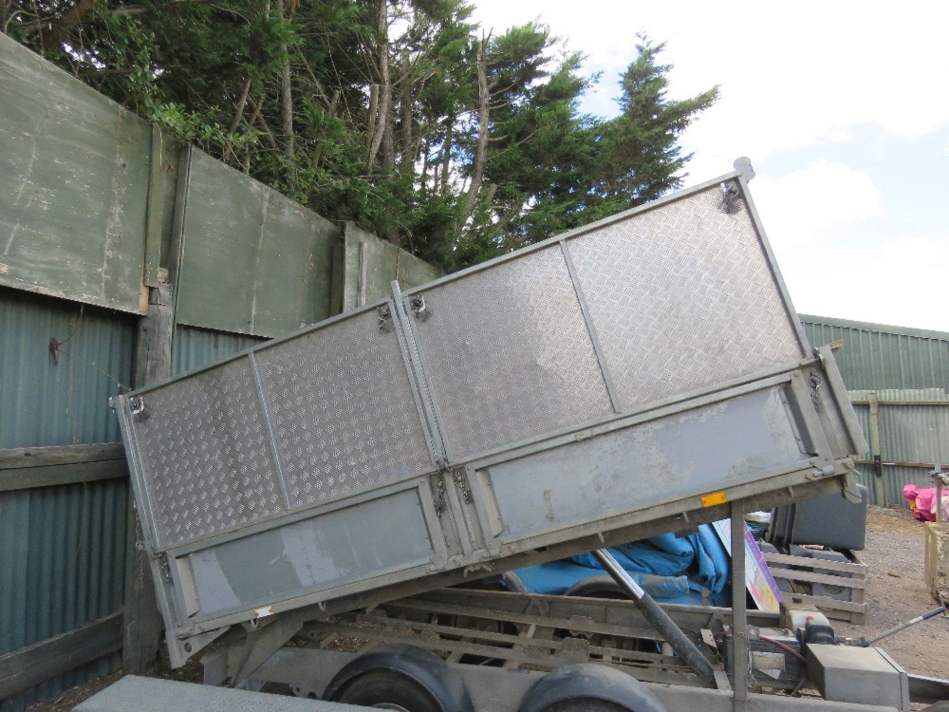 IFOR WILLIAMS TT3017-352 TIPPING TRAILER, 3500KG RATED WITH MESH SIDES. SN: SCKD00000H0714699. WHEN - Image 4 of 8