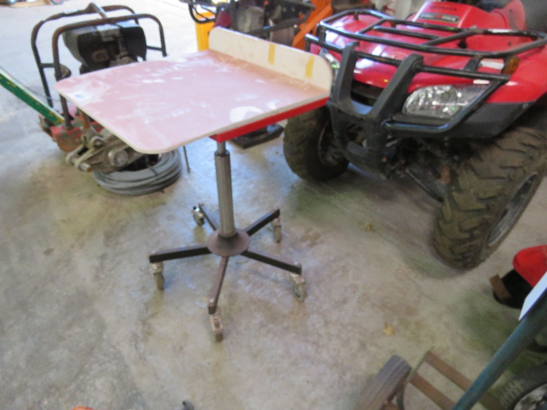 ADJUSTABLE HEIGHT WORK TABLE. THIS LOT IS SOLD UNDER THE AUCTIONEERS MARGIN SCHEME, THEREFORE NO VAT - Image 3 of 3