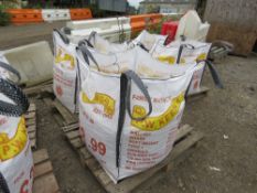 2 X BULK BAGS CONTAINING COTSWOLD GOLD STONE CHIPPINGS WITH BLACK ICE CHIPPINGS ADDED, 20-10MM SPECI