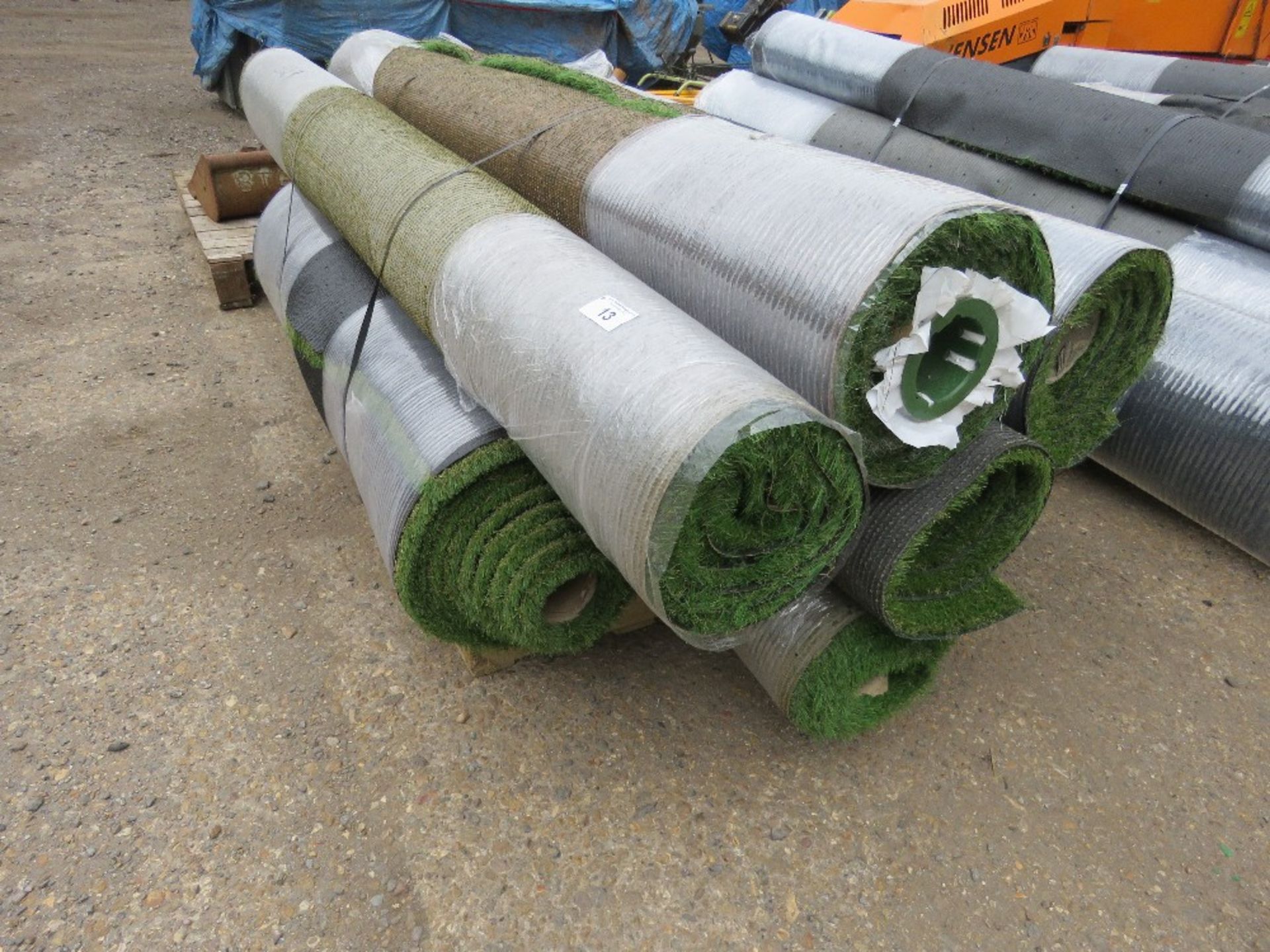 PALLET OF QUALITY GRADE ASTRO TURF GRASS MATTING, PART ROLLS AS SHOWN IN IMAGES. THIS LOT IS SOLD U