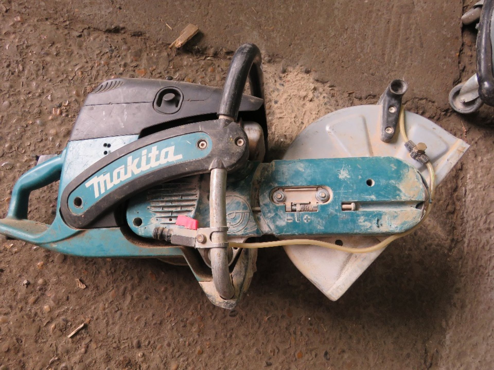 MAKITA PETROL SAW. THIS LOT IS SOLD UNDER THE AUCTIONEERS MARGIN SCHEME, THEREFORE NO VAT WILL BE CH - Image 3 of 3