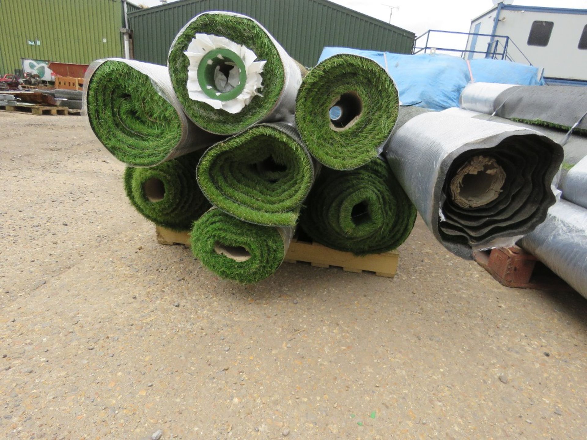 PALLET OF QUALITY GRADE ASTRO TURF GRASS MATTING, PART ROLLS AS SHOWN IN IMAGES. THIS LOT IS SOLD U - Image 2 of 4