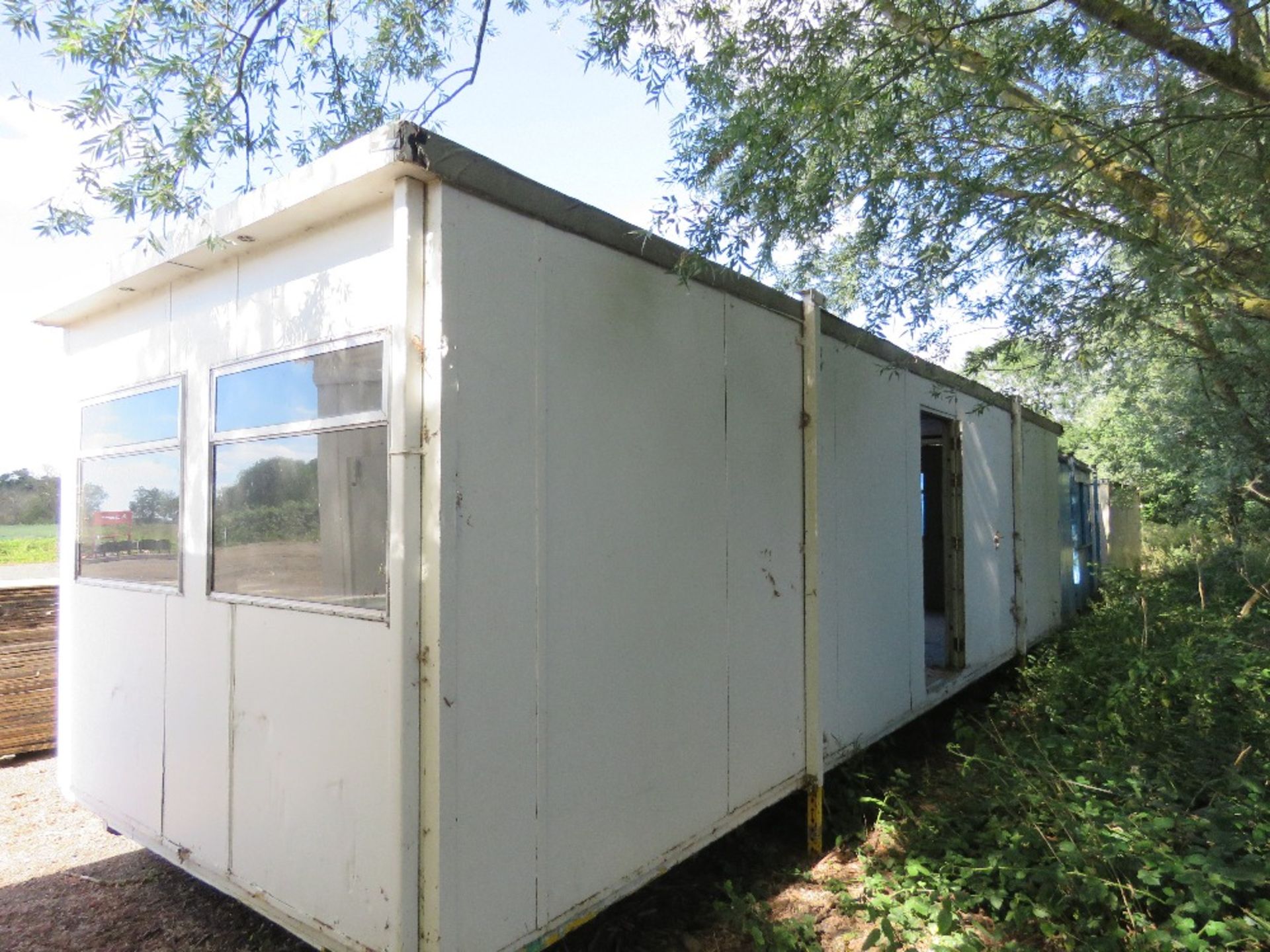 32FT SITE CABIN OFFICE. PREVIOUSLY USED ON HOUSE BUILDING PROJECT. - Image 7 of 12