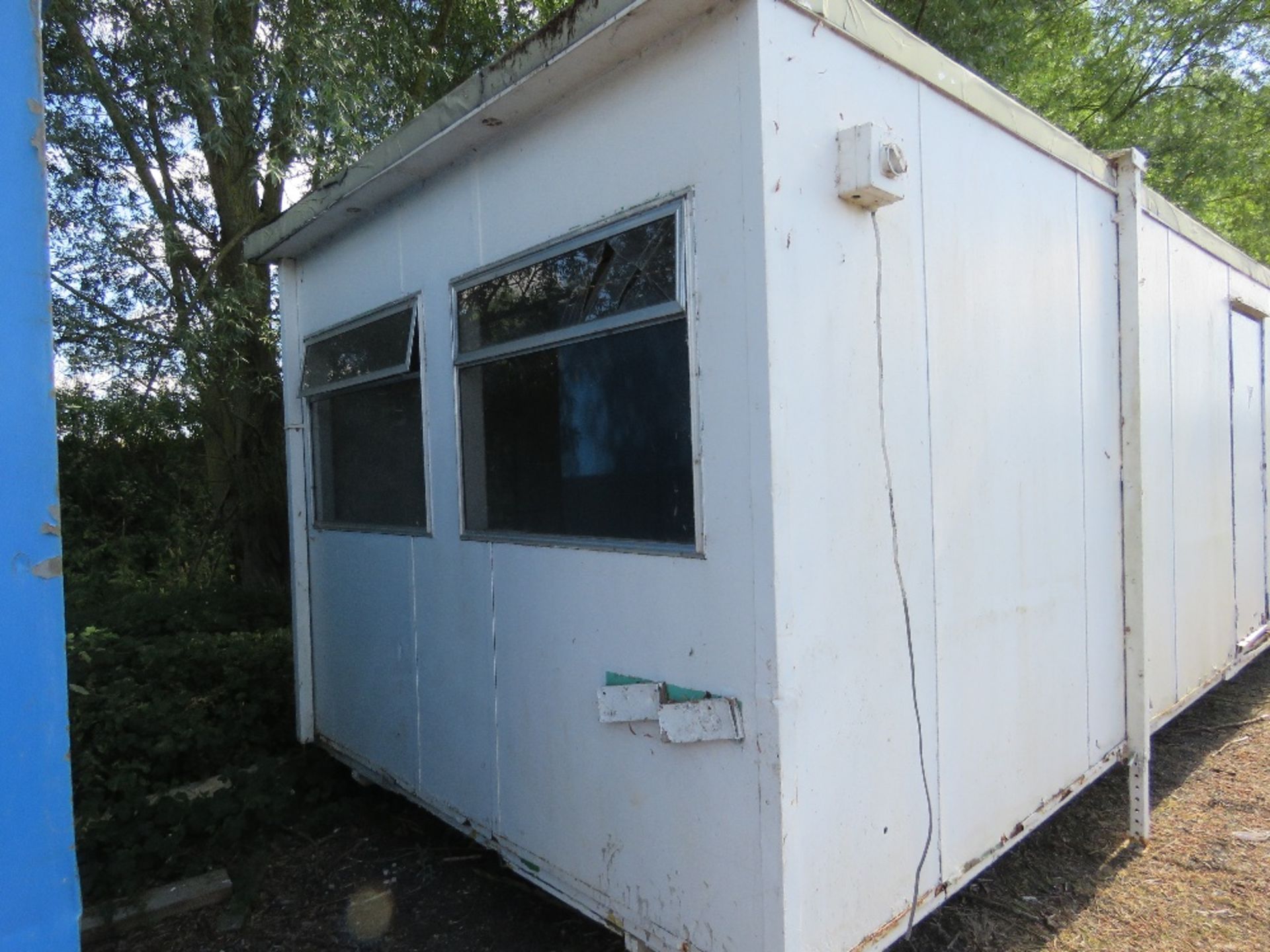 32FT SITE CABIN OFFICE. PREVIOUSLY USED ON HOUSE BUILDING PROJECT. - Image 8 of 12