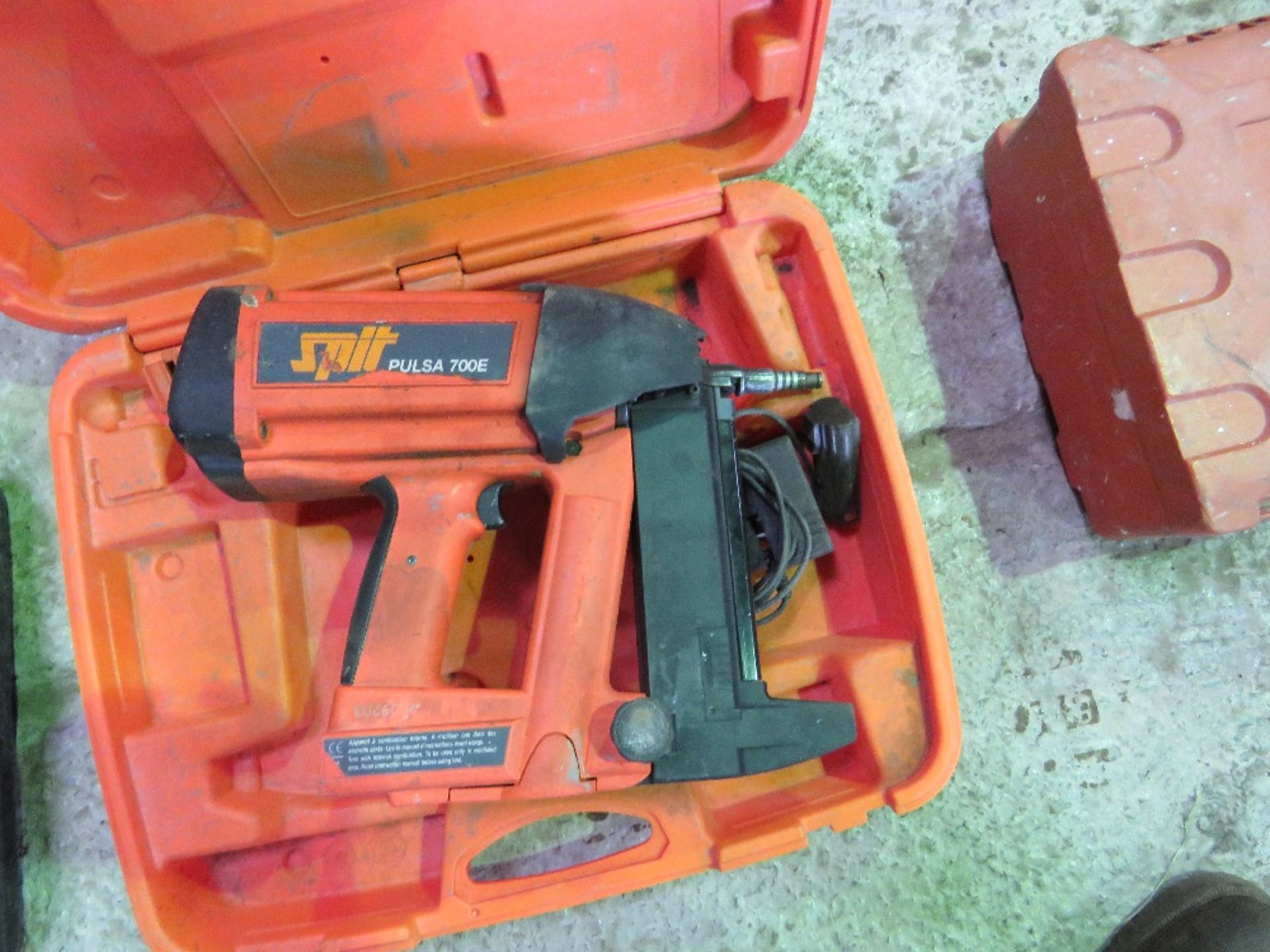 SPIT PULSA NAIL GUN THIS LOT IS SOLD UNDER THE AUCTIONEERS MARGIN SCHEME, THEREFORE NO VAT WILL BE - Image 3 of 3