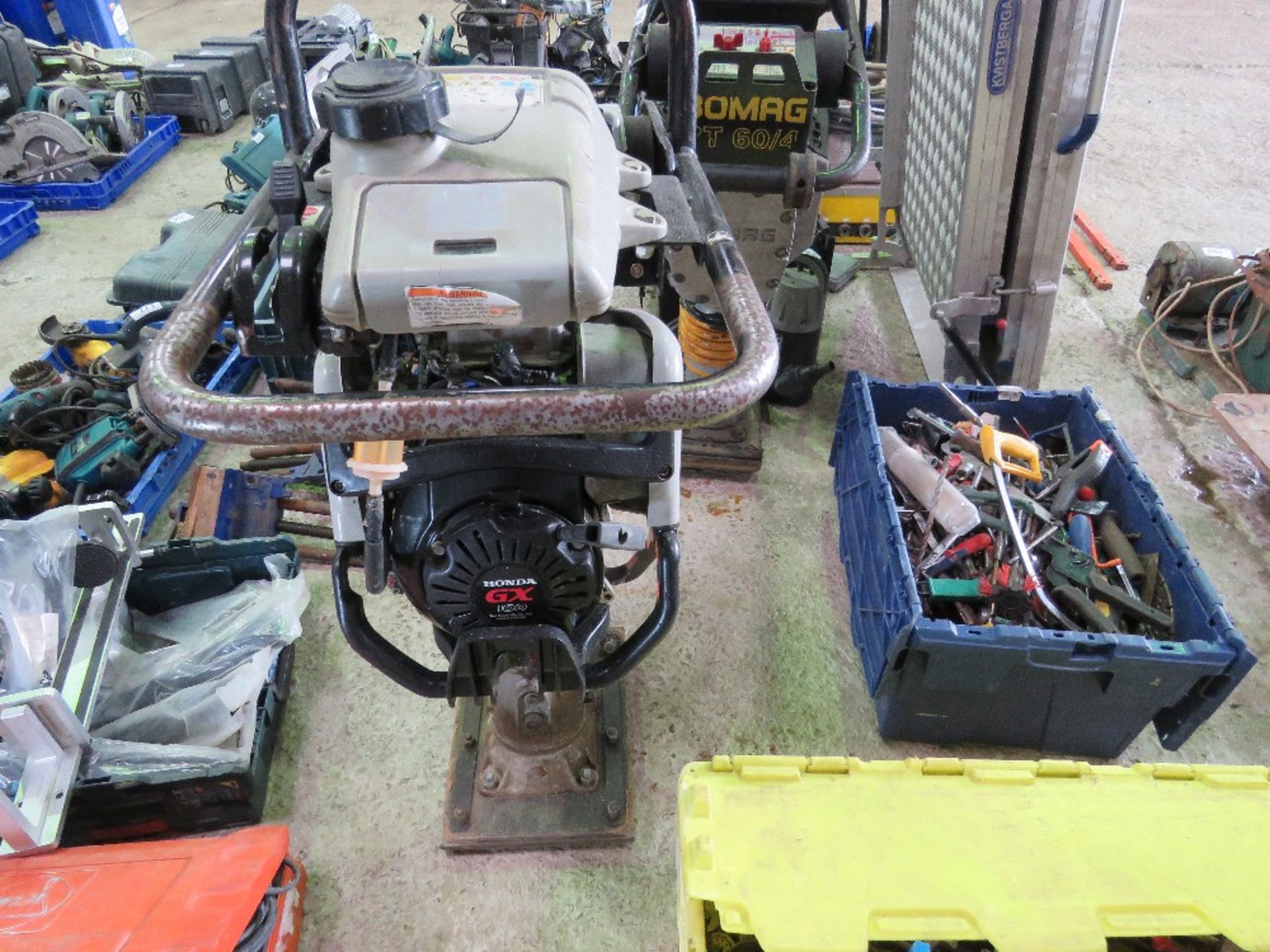 MIKASA PETROL ENGINED TRENCH COMPACTOR THIS LOT IS SOLD UNDER THE AUCTIONEERS MARGIN SCHEME, THEREF - Bild 5 aus 6