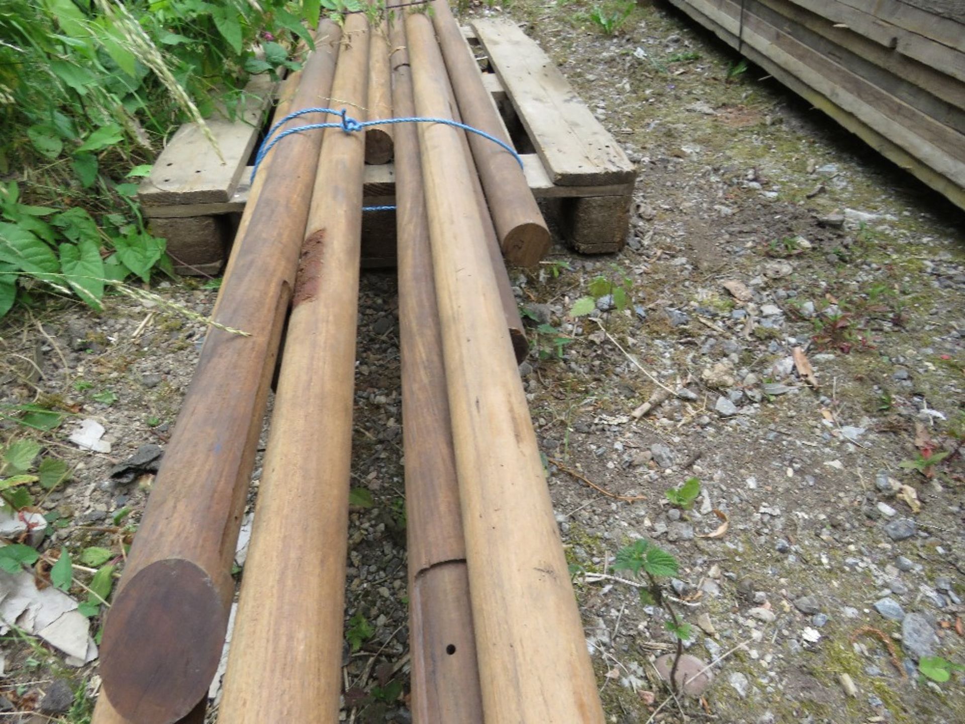 HARDWOOD ROUND HAND RAILS 6FT - 18FT APPROX. THIS LOT IS SOLD UNDER THE AUCTIONEERS MARGIN SCHEME, T - Image 3 of 4
