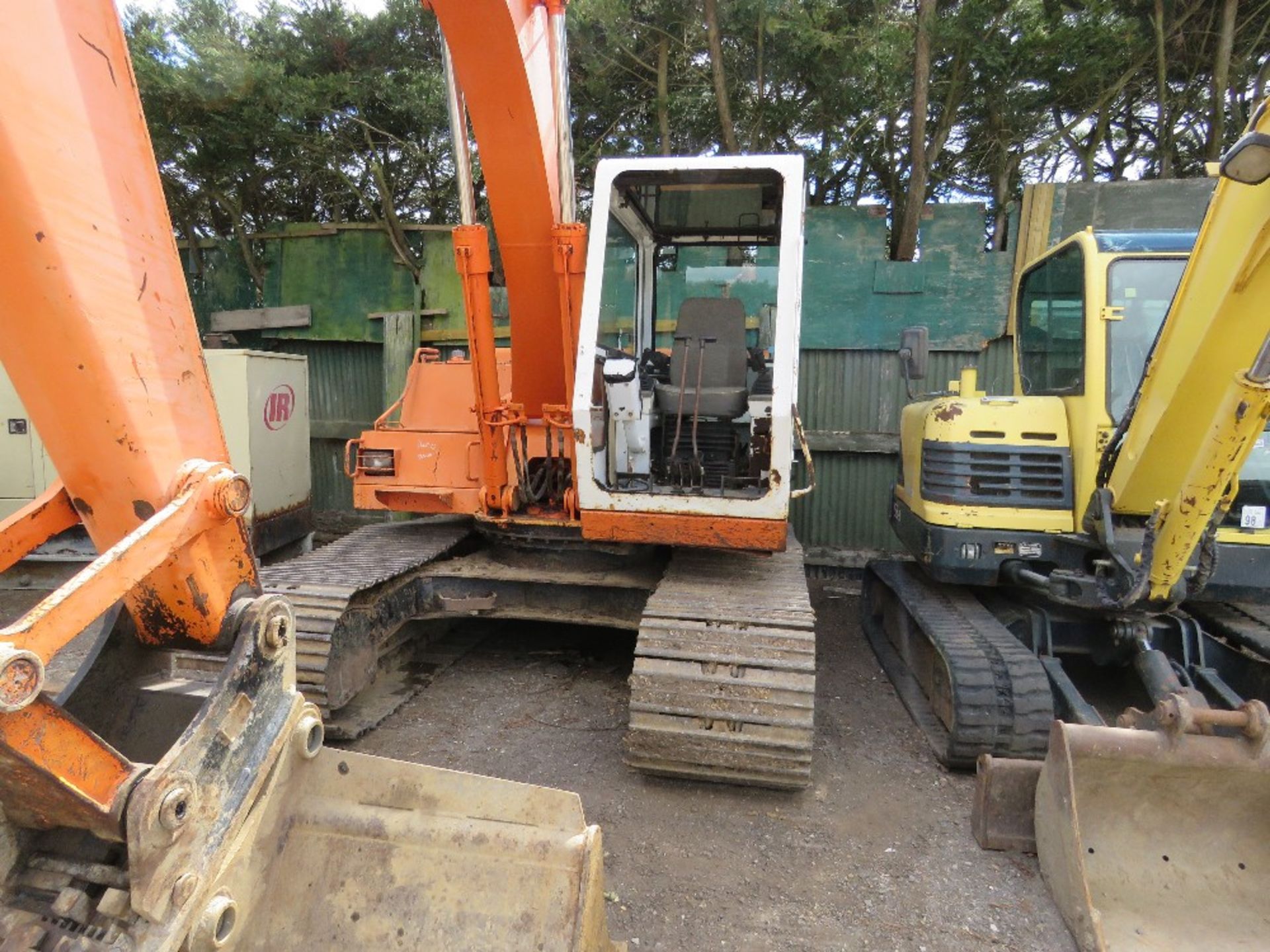 DAEWOO 13TONNE STEEL TRACKED EXCAVATOR WITH 3 X BUCKETS. STRAIGHT FROM A LONG RUNNING PRIVATE HOUSE - Image 7 of 7