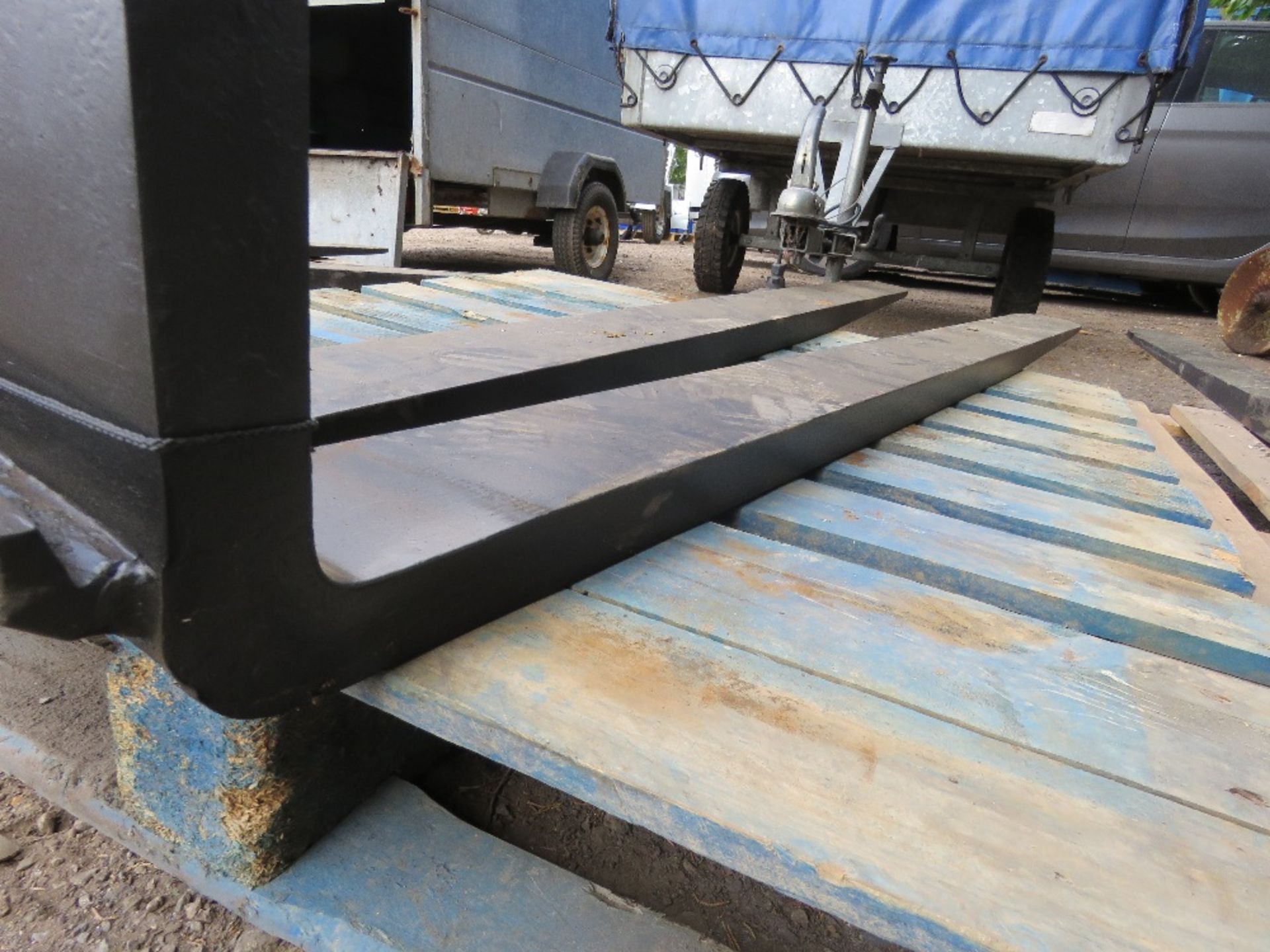 PAIR OF USED FORKLIFT TINES, 20" CARRIAGE, 1.8M LENGTH APPROX. - Image 3 of 3