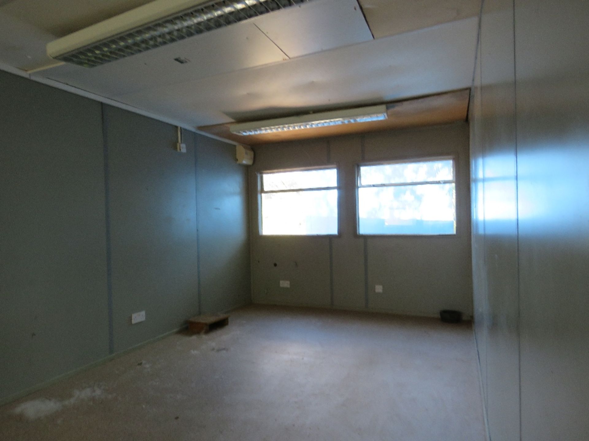 32FT SITE CABIN OFFICE. PREVIOUSLY USED ON HOUSE BUILDING PROJECT. - Image 3 of 12