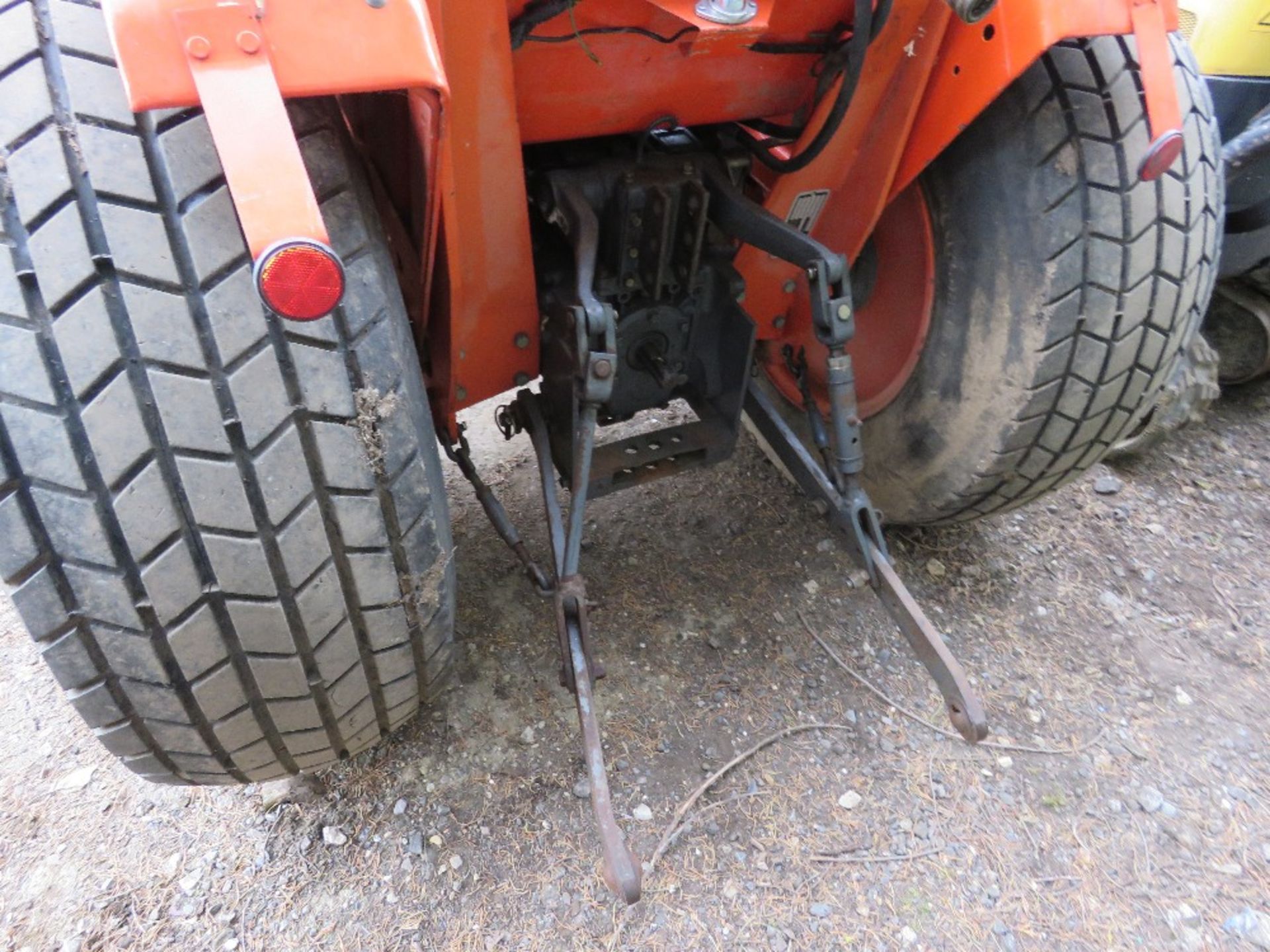 KUBOTA B2150 4WD TRACTOR ON GRASS TYRES. PREVIOUS GOLF CLUB USEAGE. MANUAL GEARBOX. 1508 REC HOURS. - Image 8 of 9