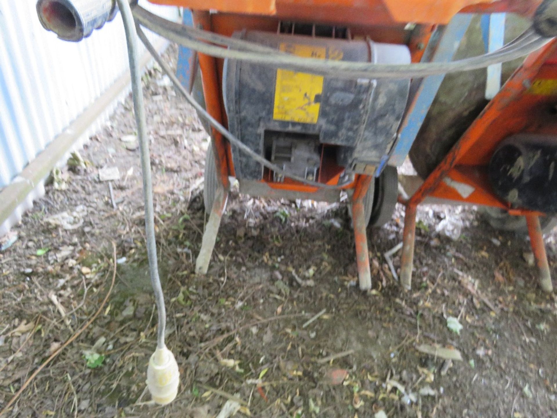 BELLE 110VOLT MINI MIXER WITH STAND. DIRECT FROM A LOCAL GROUNDWORKS COMPANY AS PART OF THEIR RES - Image 4 of 4