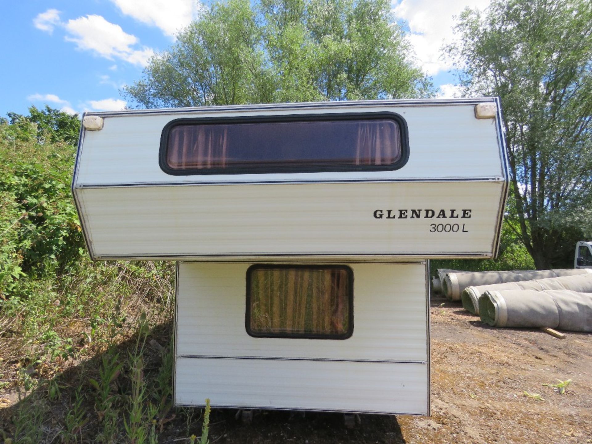 GLENDALE DEMOUNTABLE CAMPER, 14FT X 7FT BASE APPROX PLUS A LUTON POD. NO VAT ON THE HAMMER PRICE O - Image 2 of 11