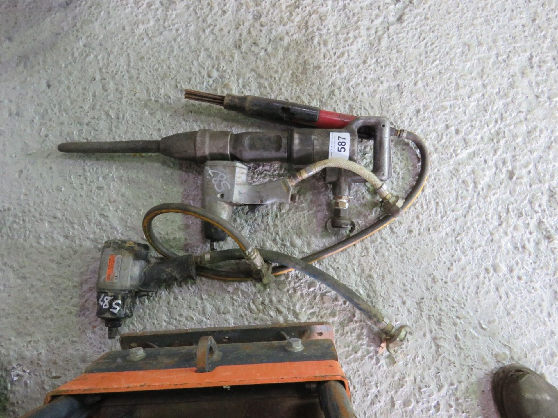 4 X AIR TOOLS: NEEDLE GUN, DEMO PICK PLUS 2 X SMALL NUT GUNS. THIS LOT IS SOLD UNDER THE AUCTIONEERS - Image 2 of 2