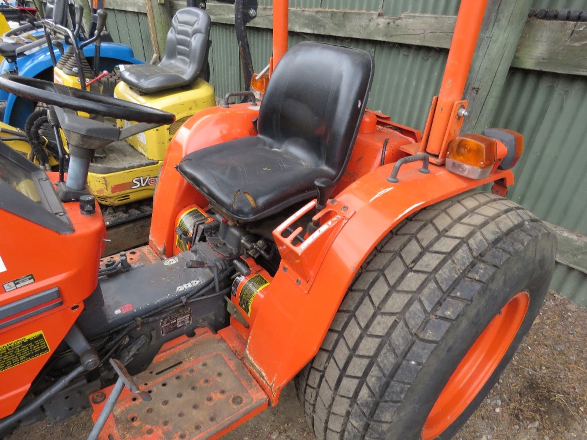 KUBOTA B2150 4WD TRACTOR ON GRASS TYRES. PREVIOUS GOLF CLUB USEAGE. MANUAL GEARBOX. 1508 REC HOURS. - Image 5 of 9