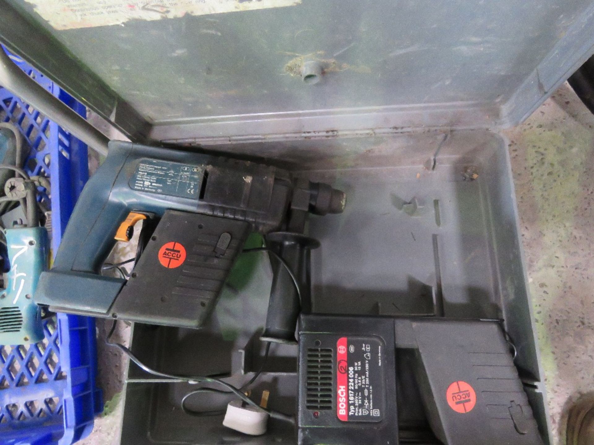 2 X BOSCH 24VOLT BATTERY DRILLS. THIS LOT IS SOLD UNDER THE AUCTIONEERS MARGIN SCHEME, THEREFORE NO - Image 3 of 5