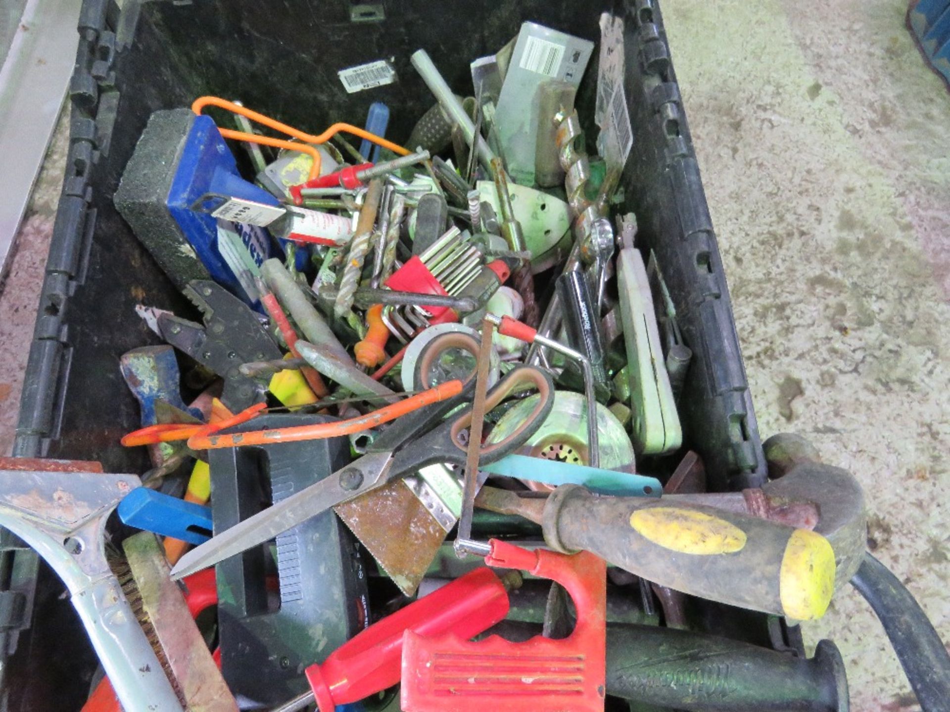 LARGE BOX OF ASSORTED TOOLS AND SUNDRIES THIS LOT IS SOLD UNDER THE AUCTIONEERS MARGIN SCHEME, THER - Image 5 of 5